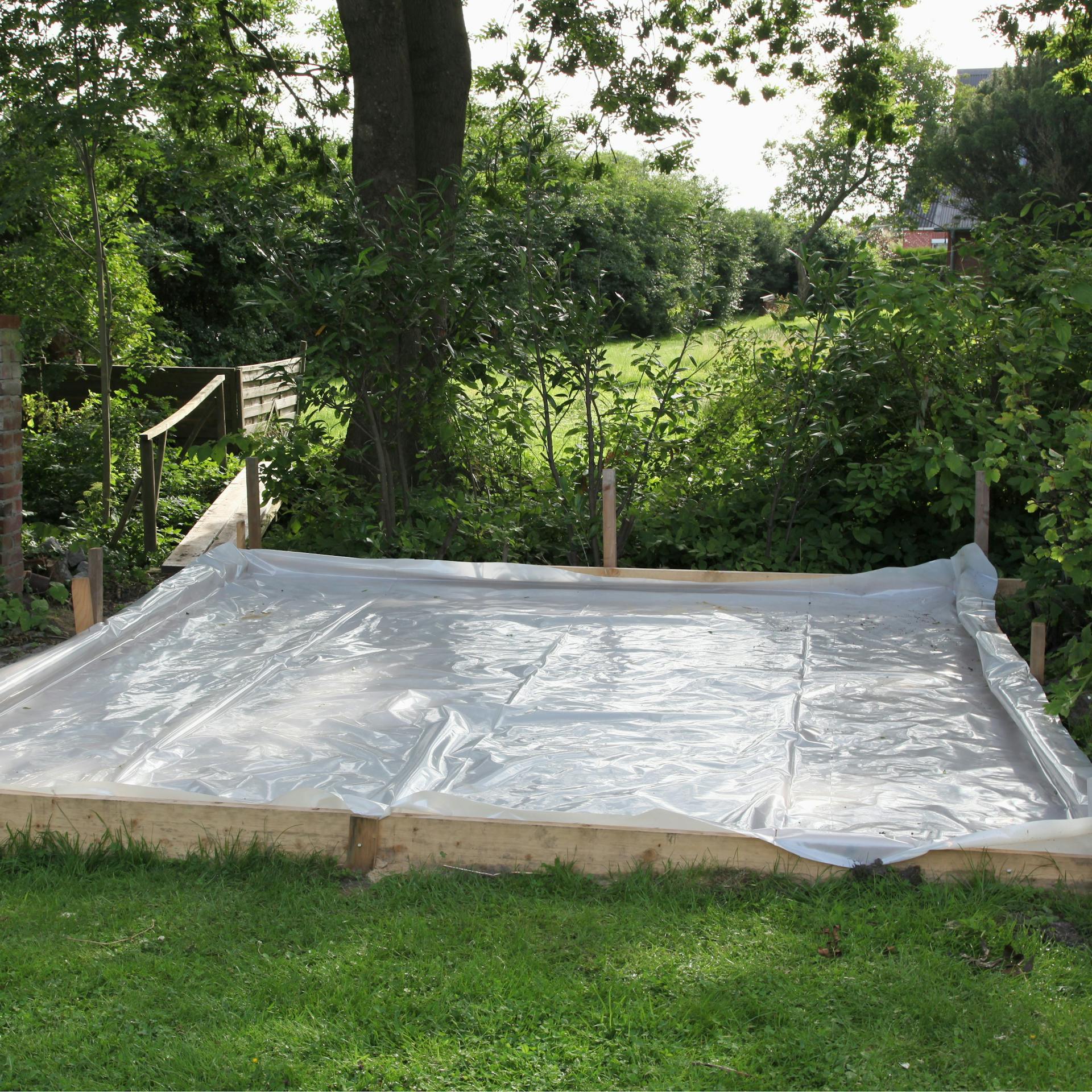 Egy kerti ház alapjának kijelölése fóliával.