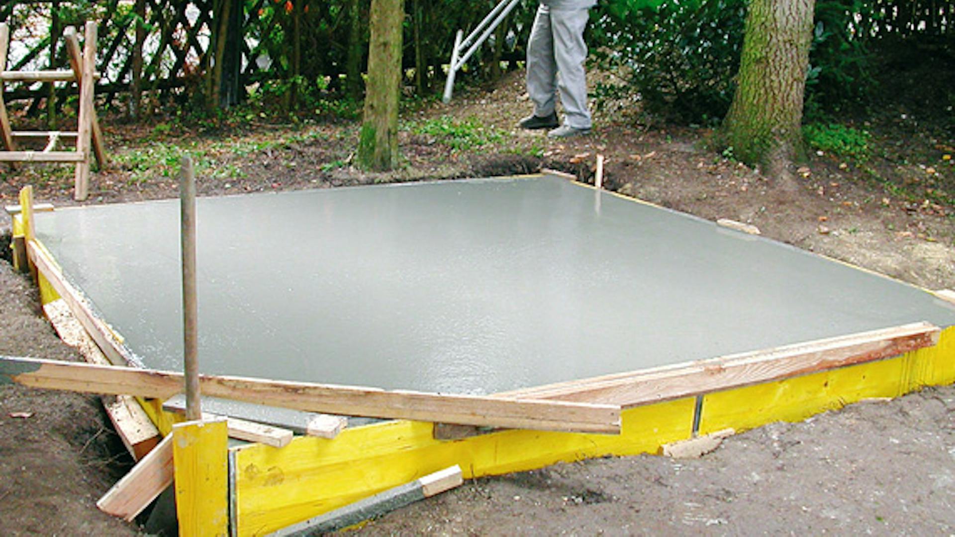 Eingeschalte Fundamentplatte aus Beton für ein Gartenhaus