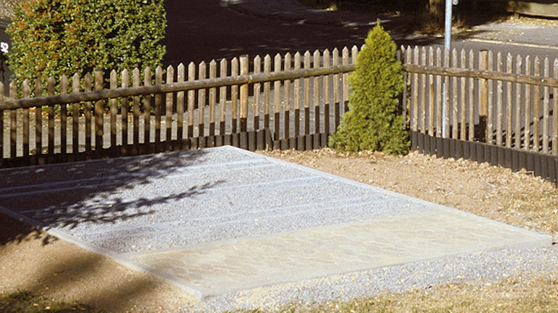 Fertiges Streifenfundament aus Beton für ein Gartenhaus