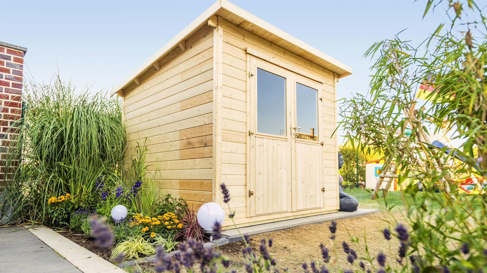 Ein neu gebautes Gartenhaus im Garten