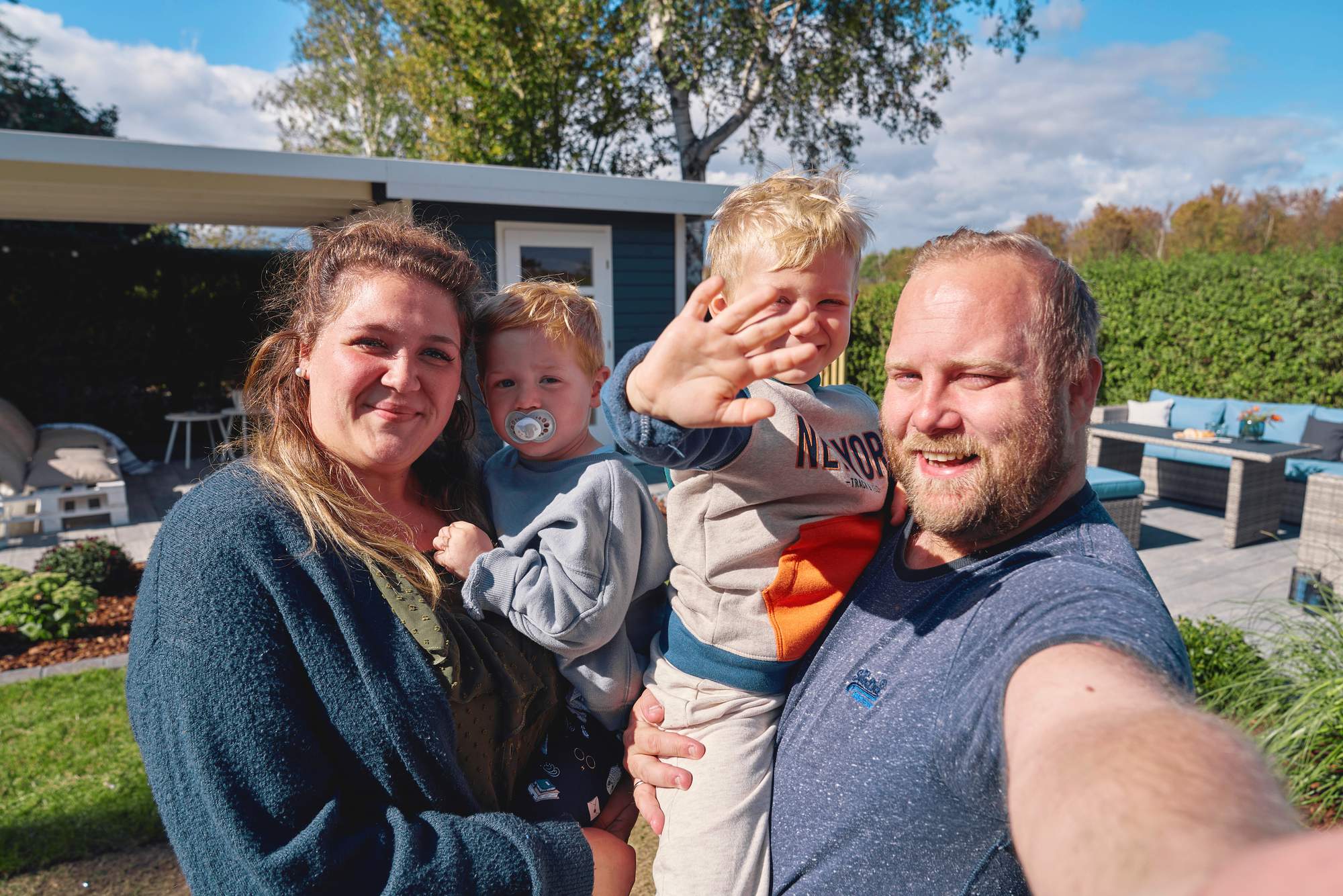Familie vor Gartenhaus