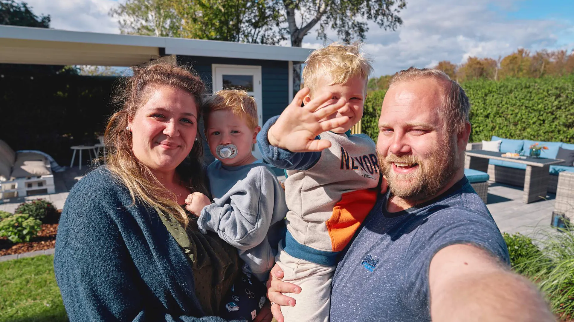 Familie vor Gartenhaus