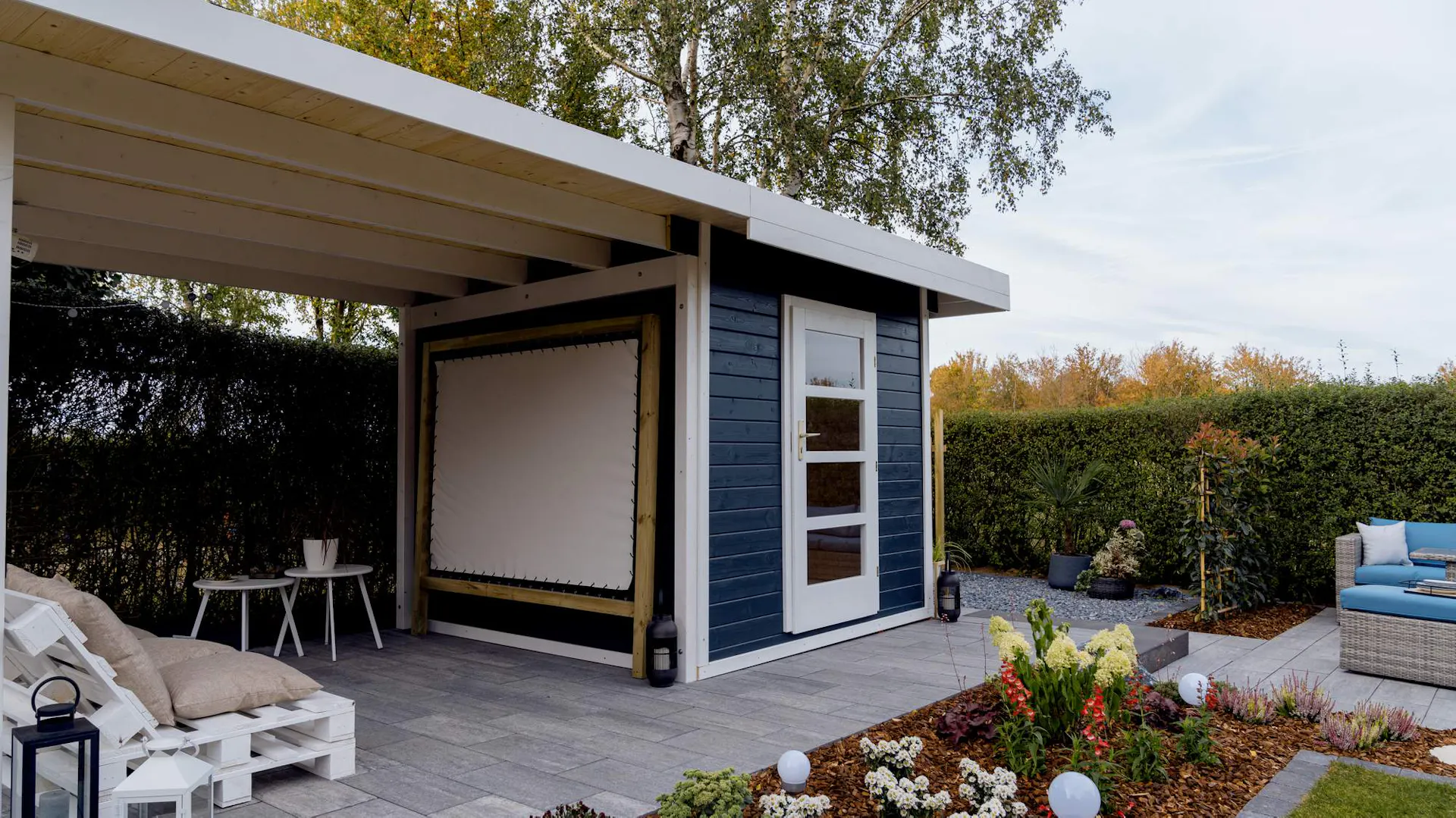 Gartenhaus mit Leinwand