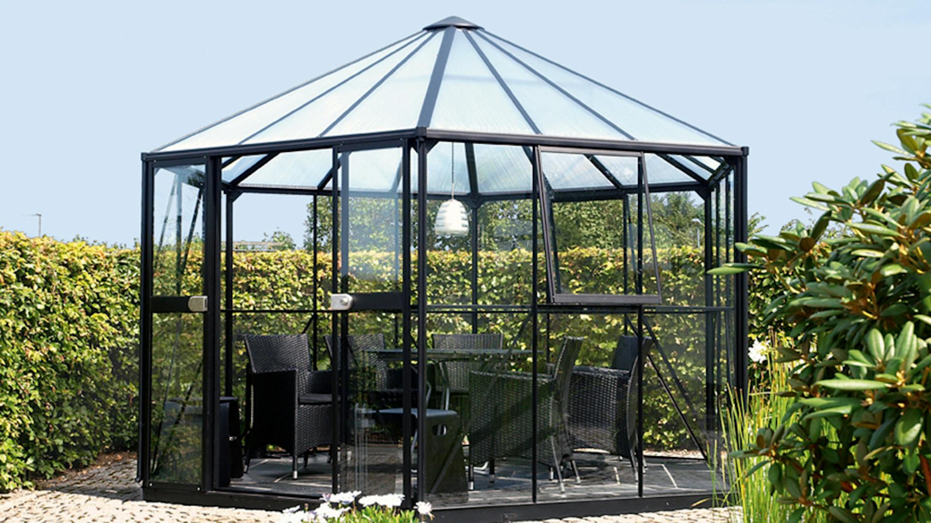 Pavillon-Gewächshaus als Sitzplatz im Garten