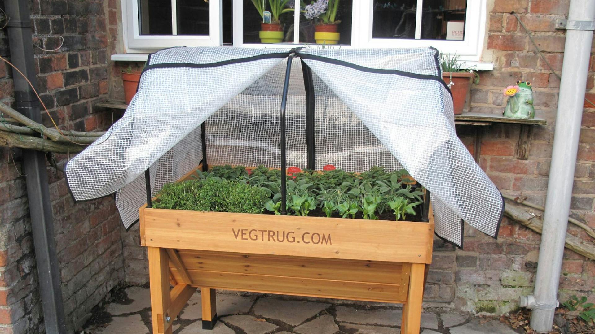 Hochbeet aus Holz mit Folienhaube