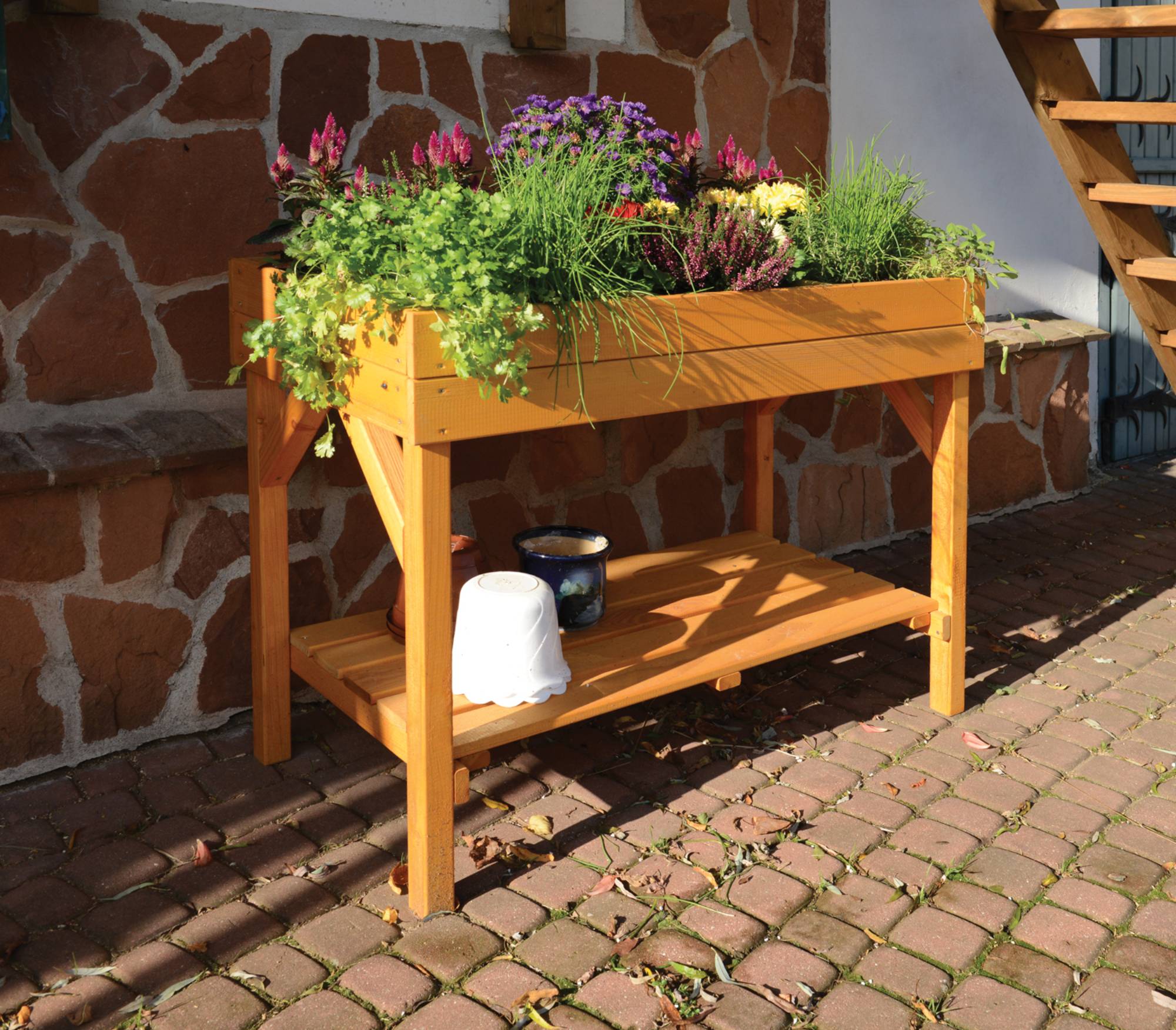 Fa ültetőasztal egy házfalnál