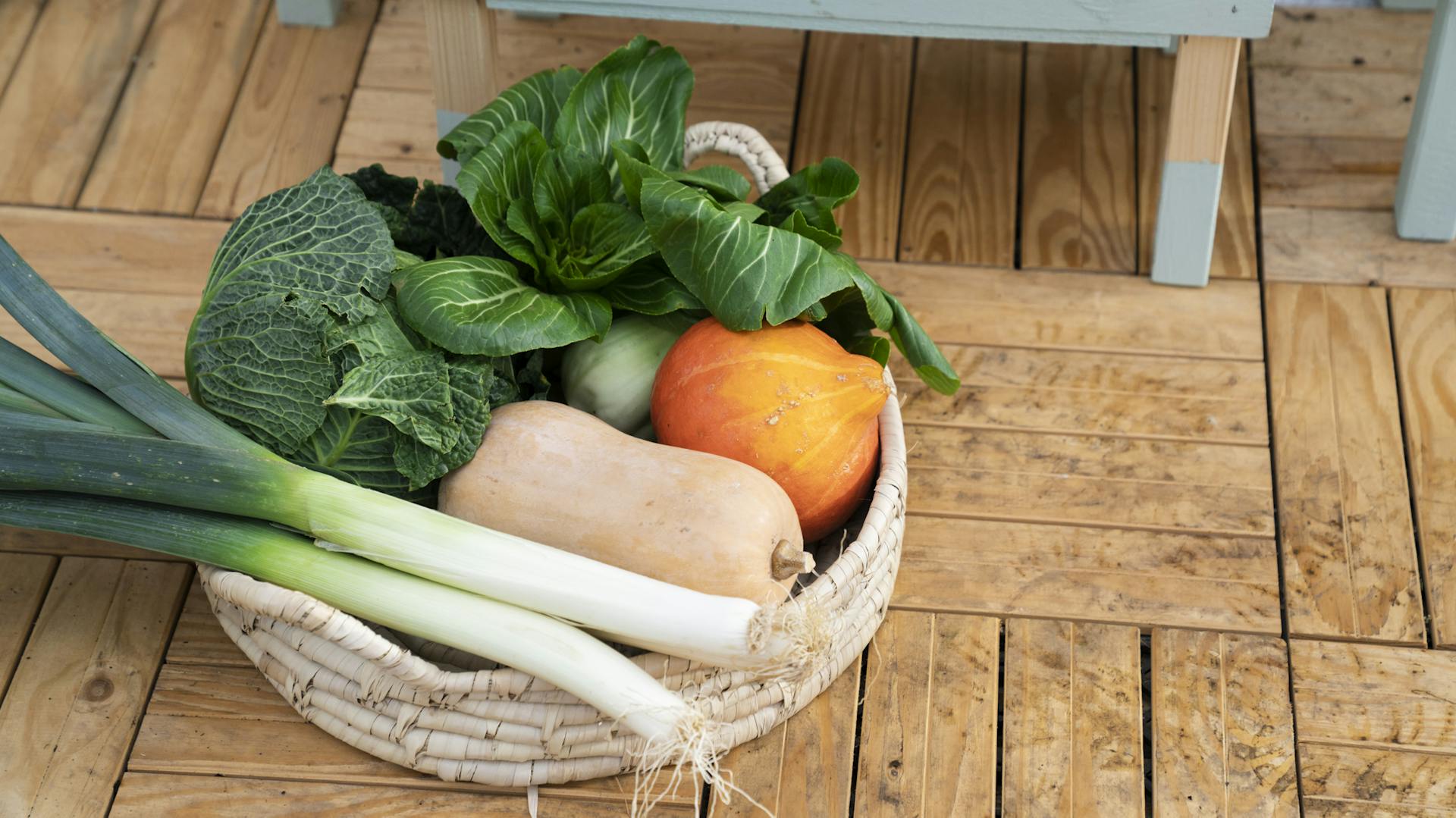 Kosár zöldségekkel