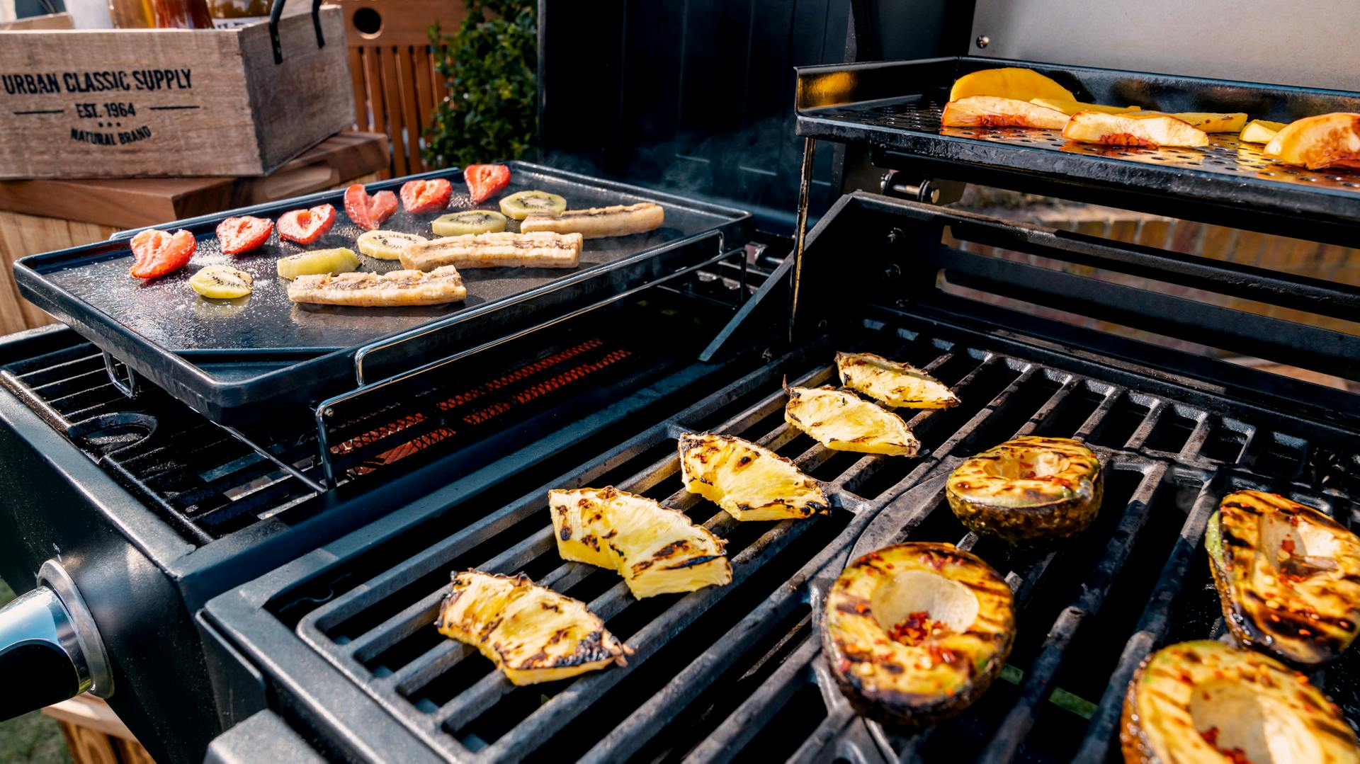 Gasgrill mit Gemüse und Onst