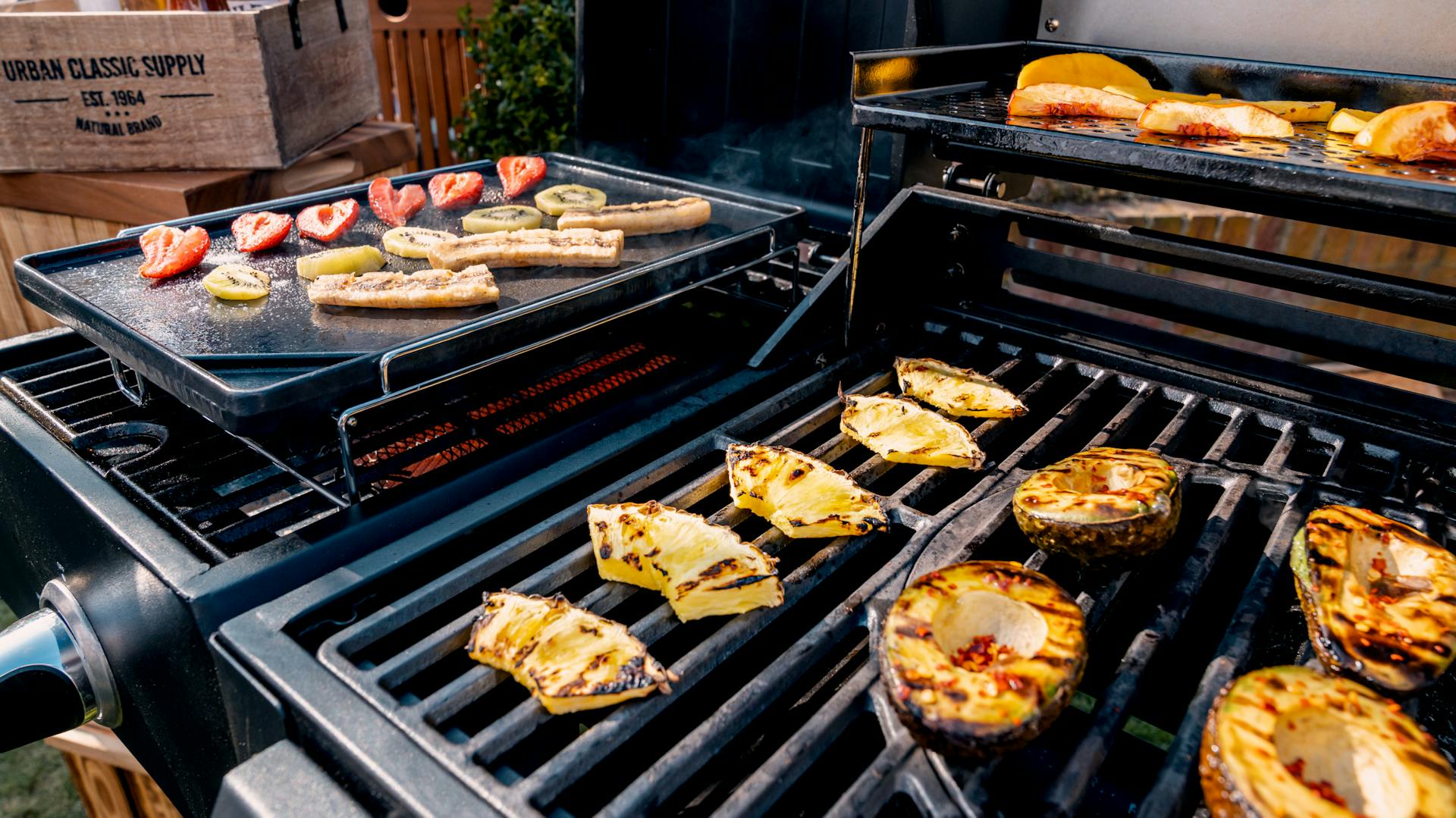 Gasgrill mit Gemüse und Obst