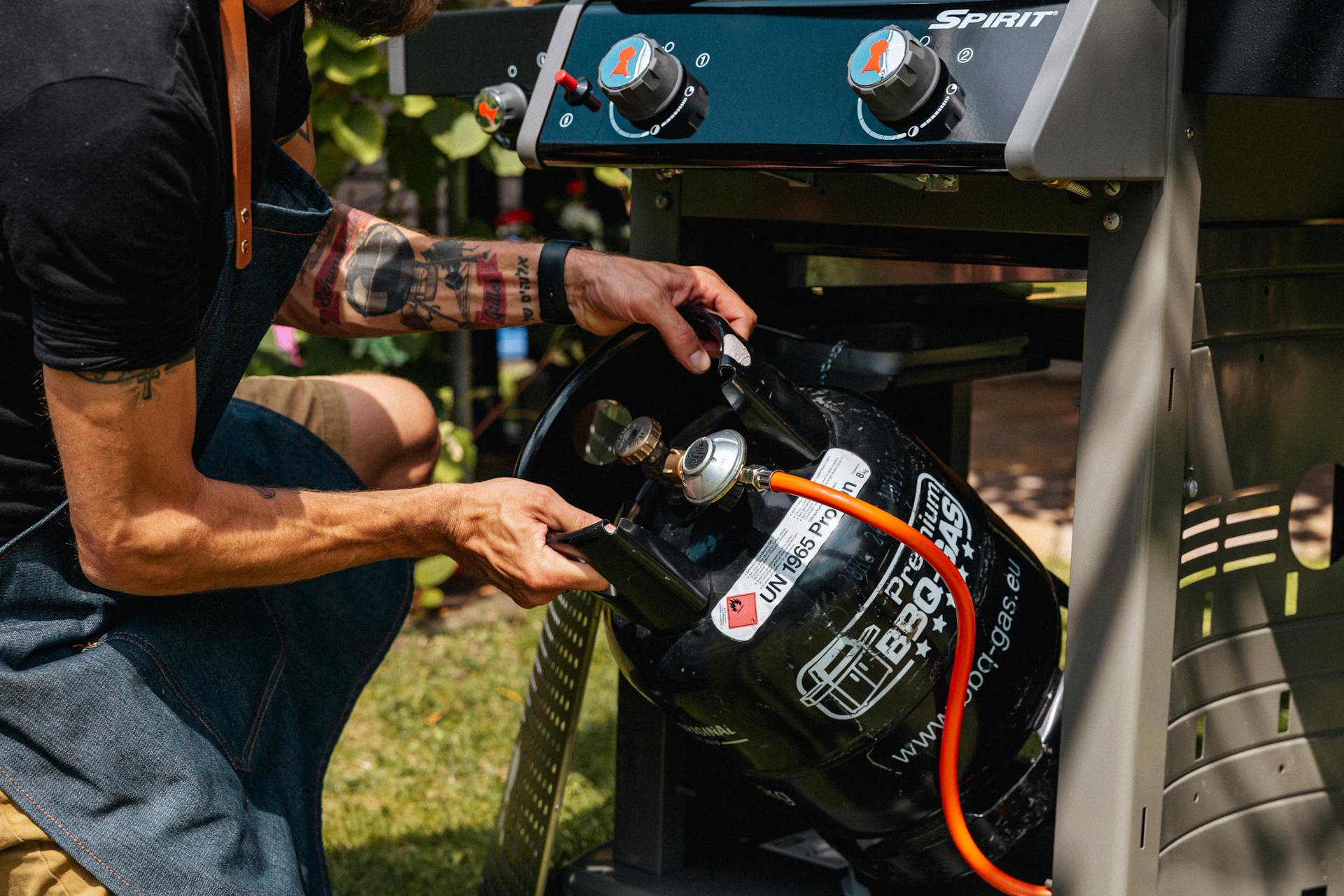 Non mettere mai la bombola del gas sotto il barbecue: consigli per una corretta collocazione