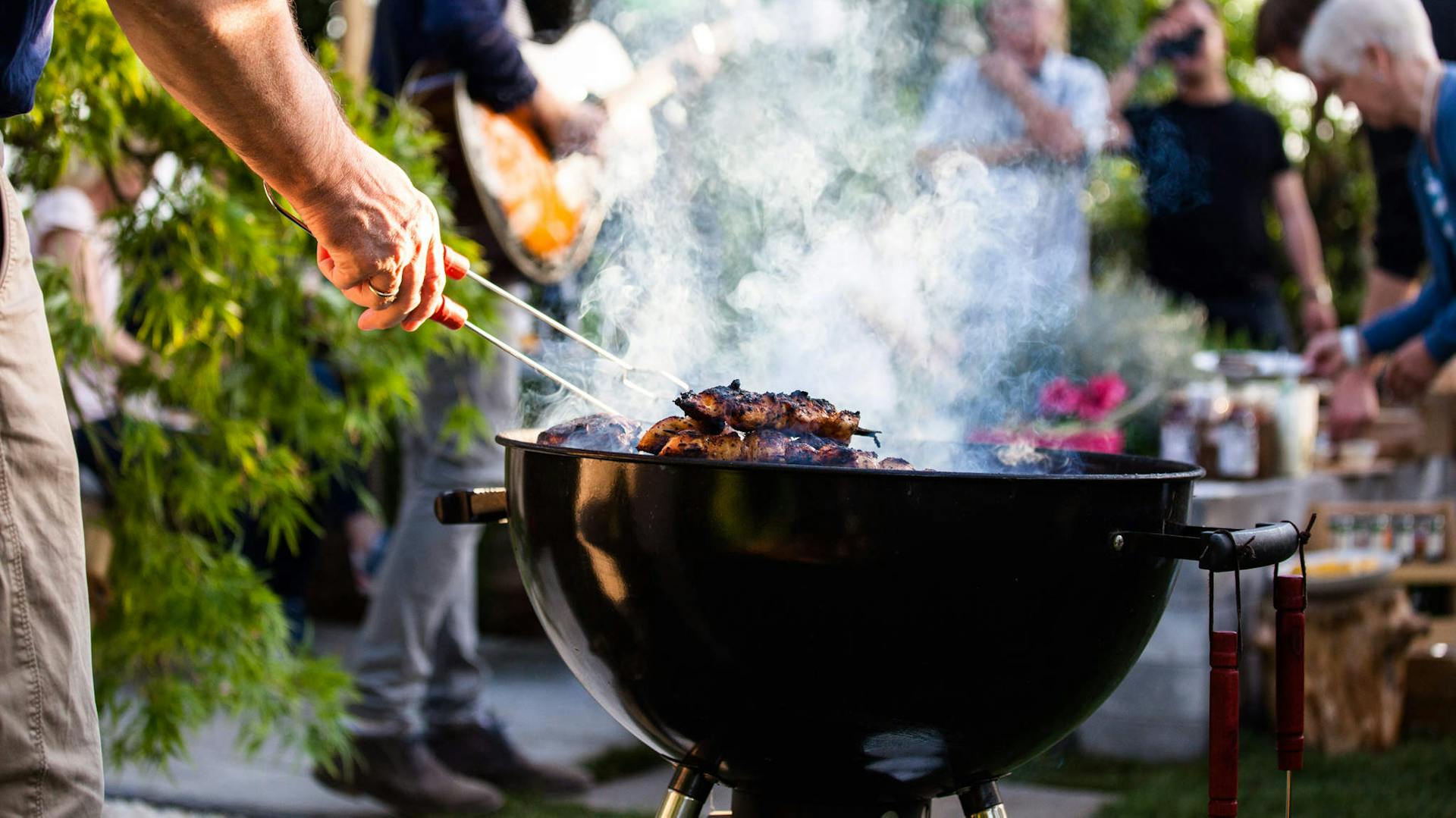 Un uomo che griglia per la famiglia.