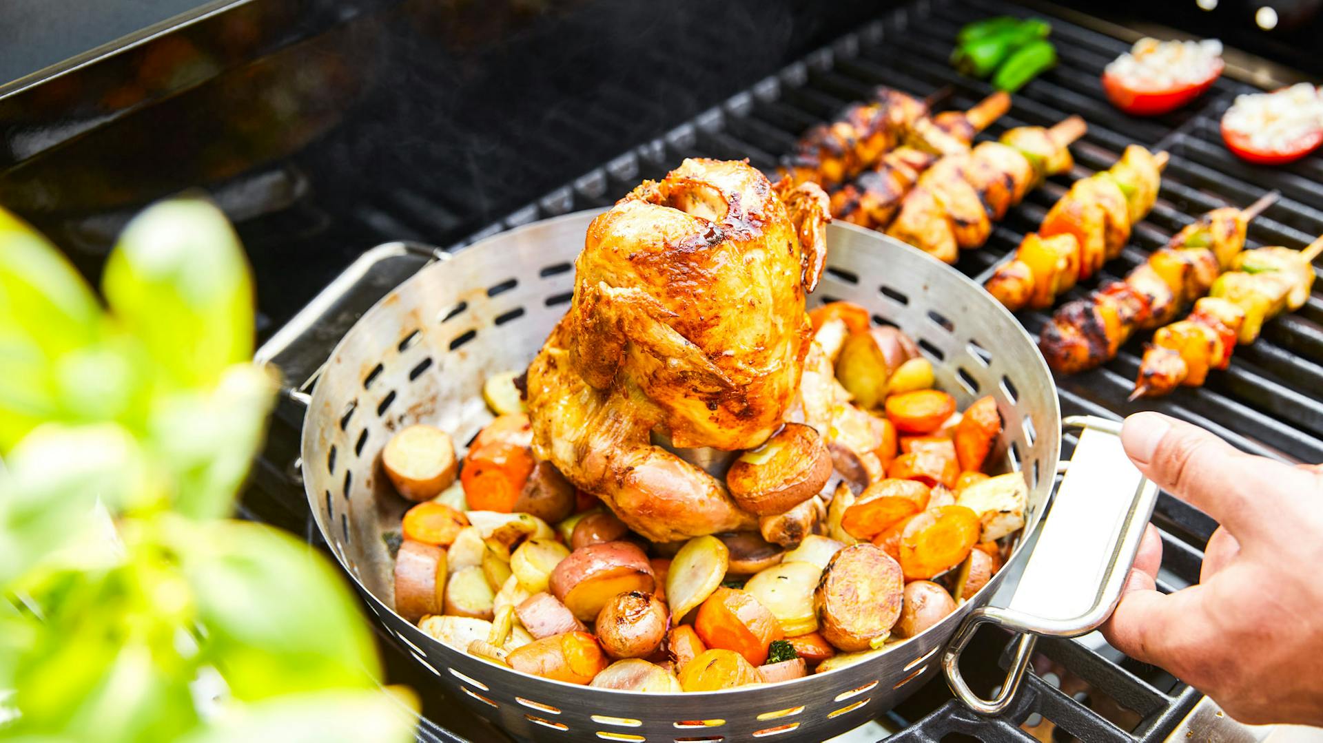 Csirkesütő csirkével és zöldségekkel egy grillrácson