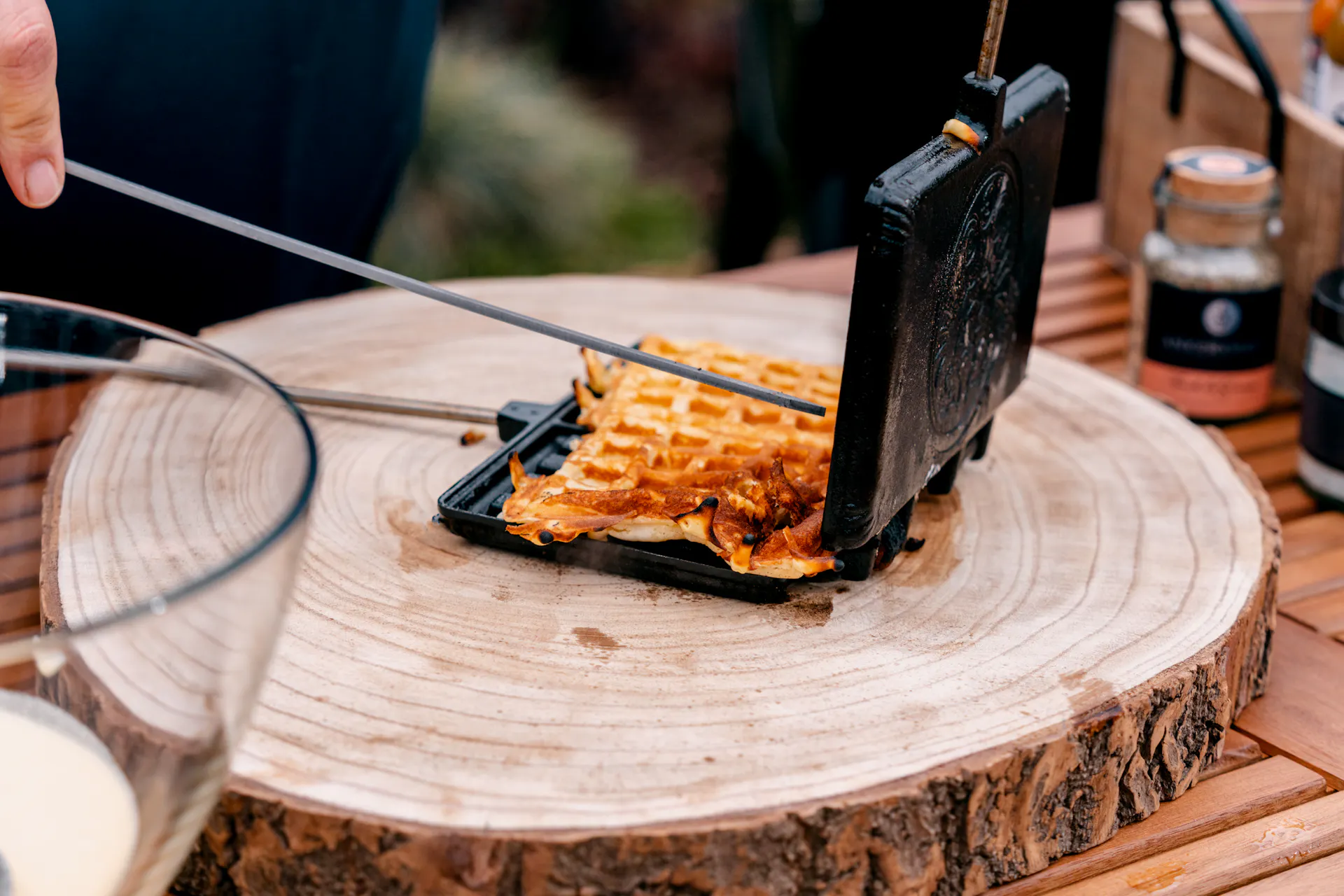 Ein Waffeleisen für den Grill mit fertiger Waffel.