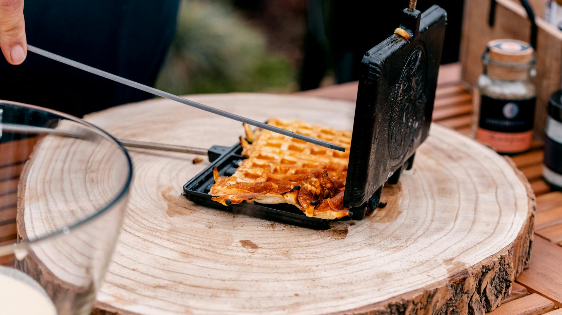 Ein Waffeleisen für die Grill mit fertiger Waffel.