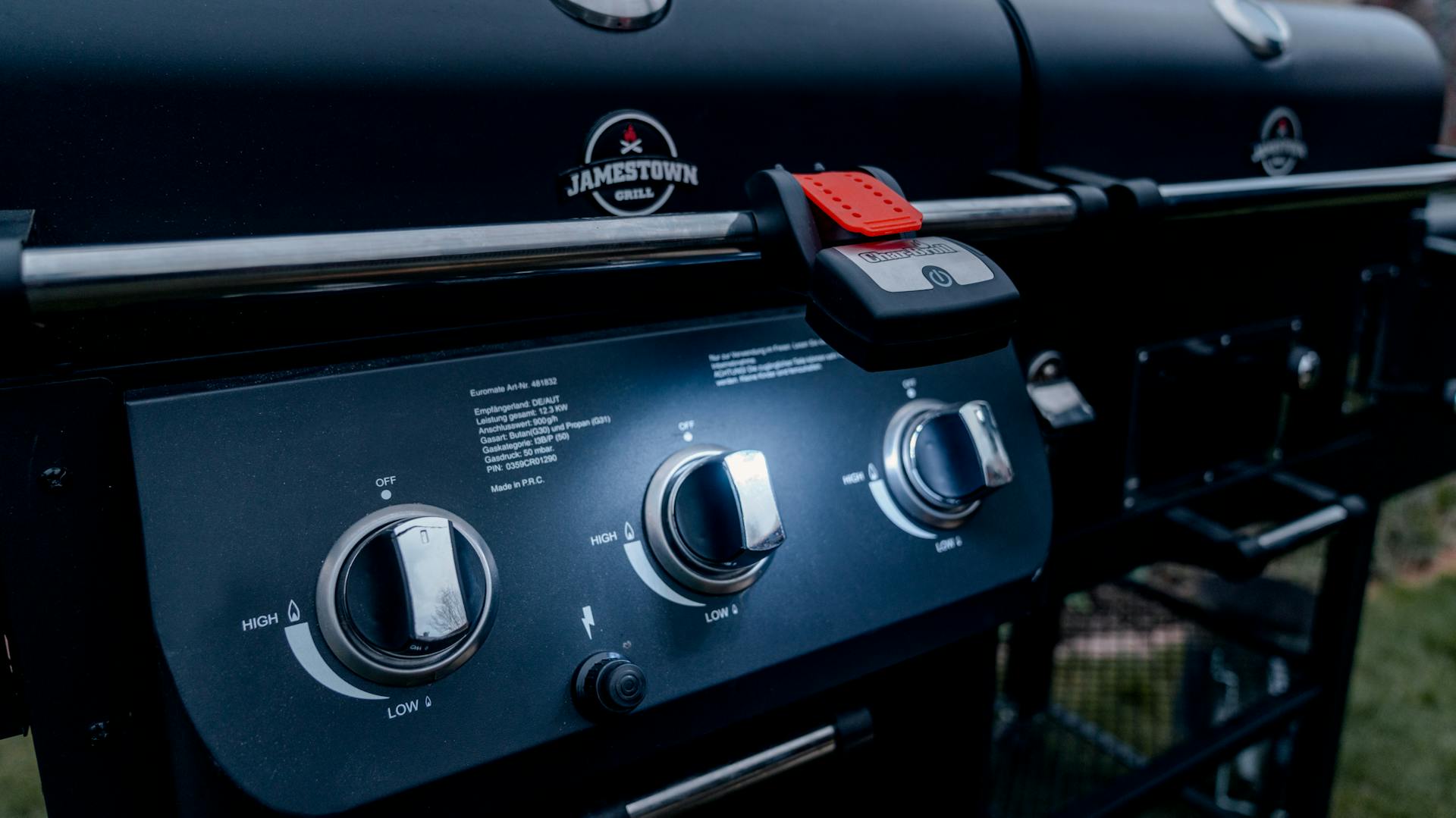 Aufgeklappter Grill mit Klemmlicht