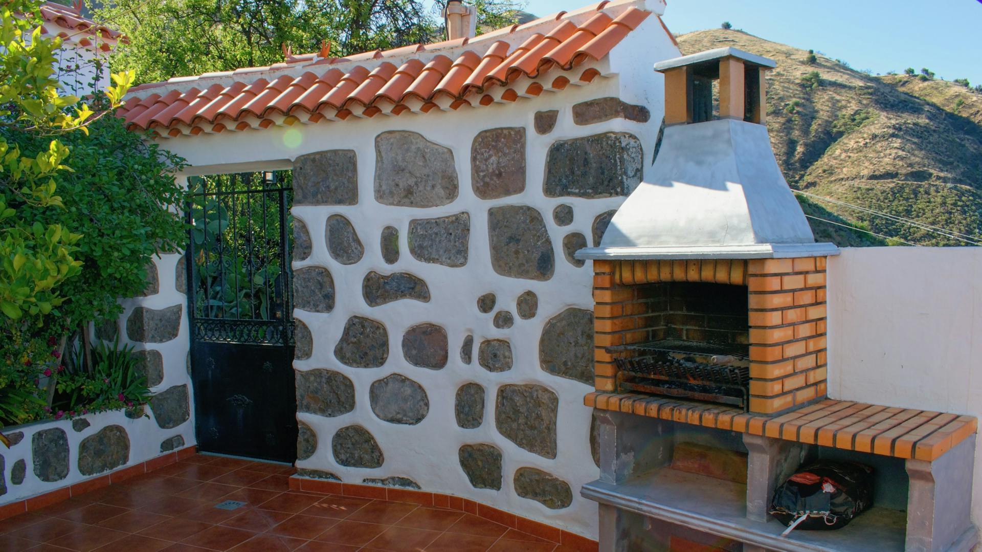 Gemauerter Grillkamin im mediterranen Stil