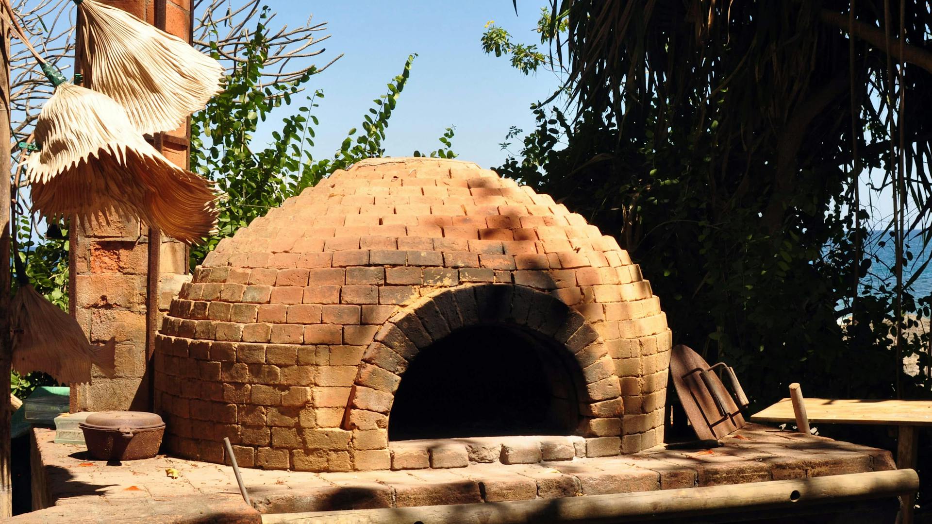 Vlastnoručne murovaná pec na záhrade