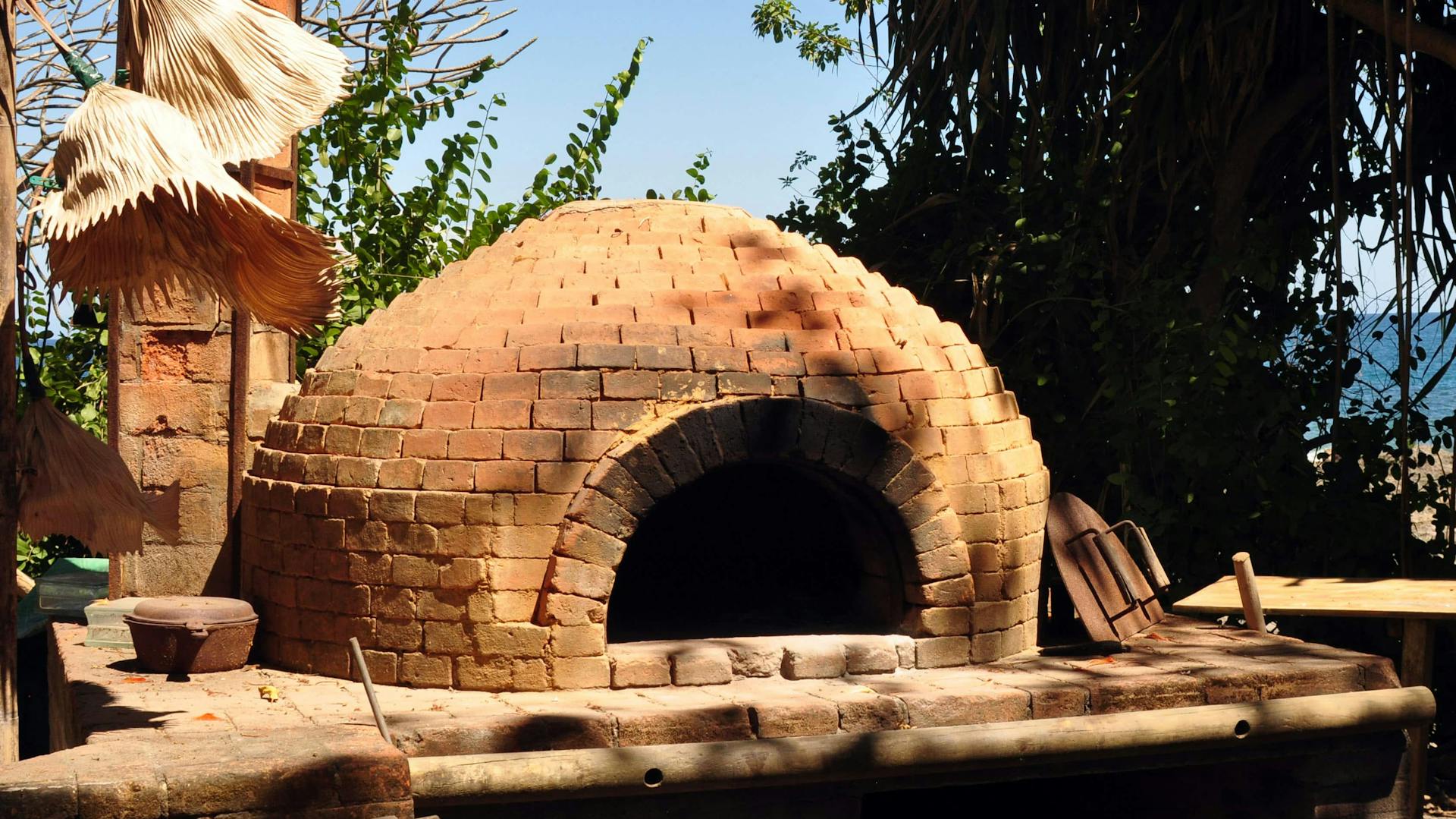 Selbst gemauerter Pizzaofen im Garten