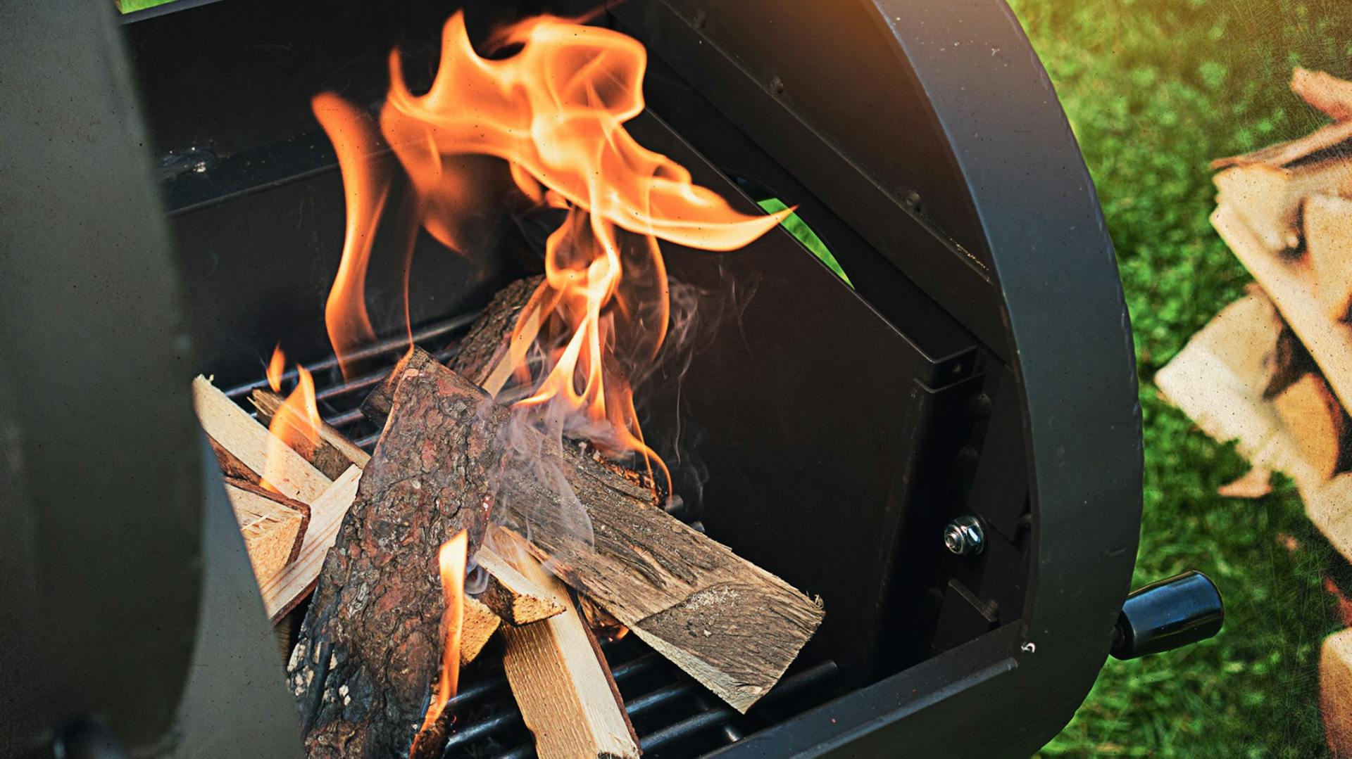 Holz brennt in Feuerbox von Smoker