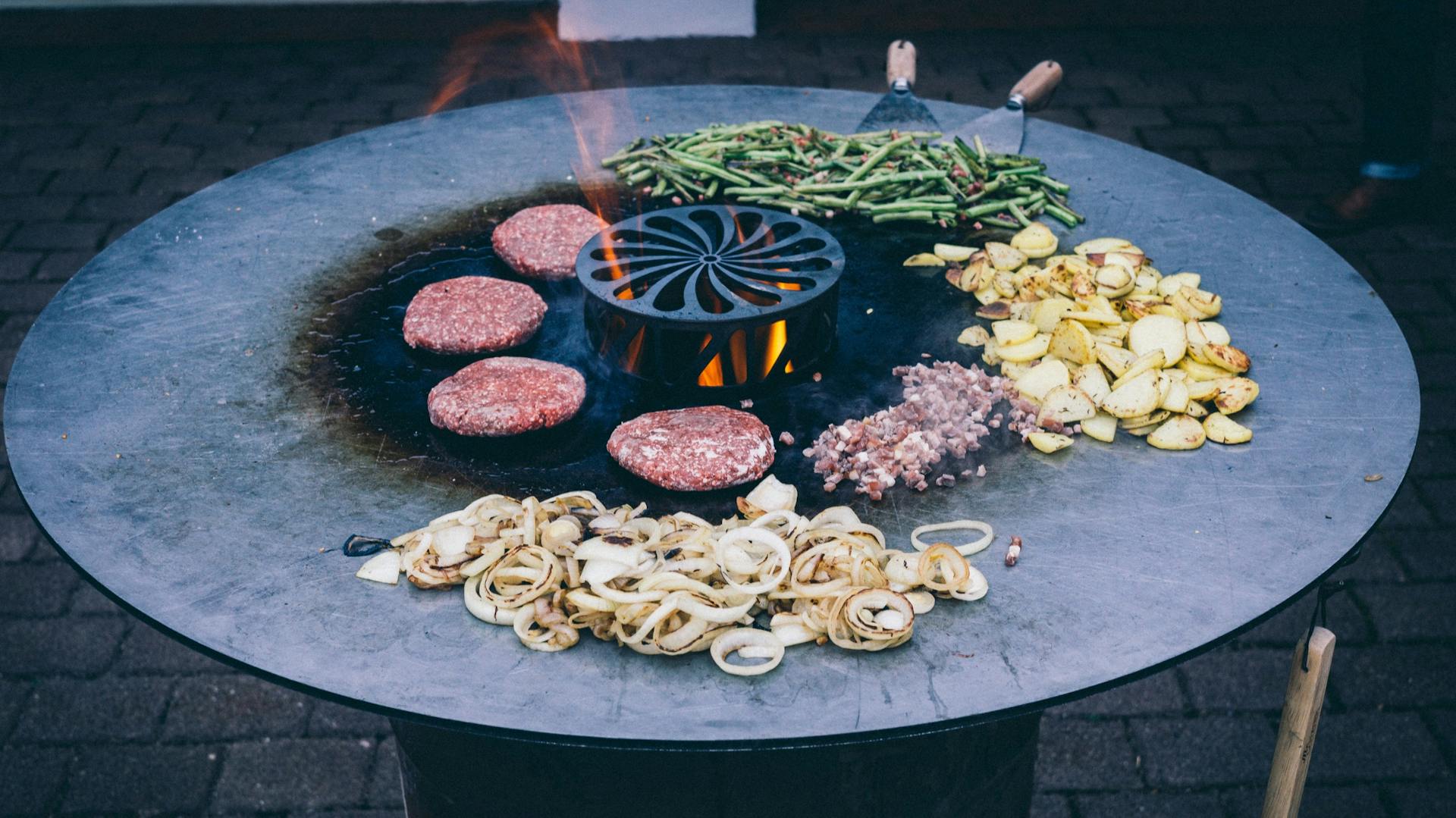 Große runde Feuerplatte mit Grillgut