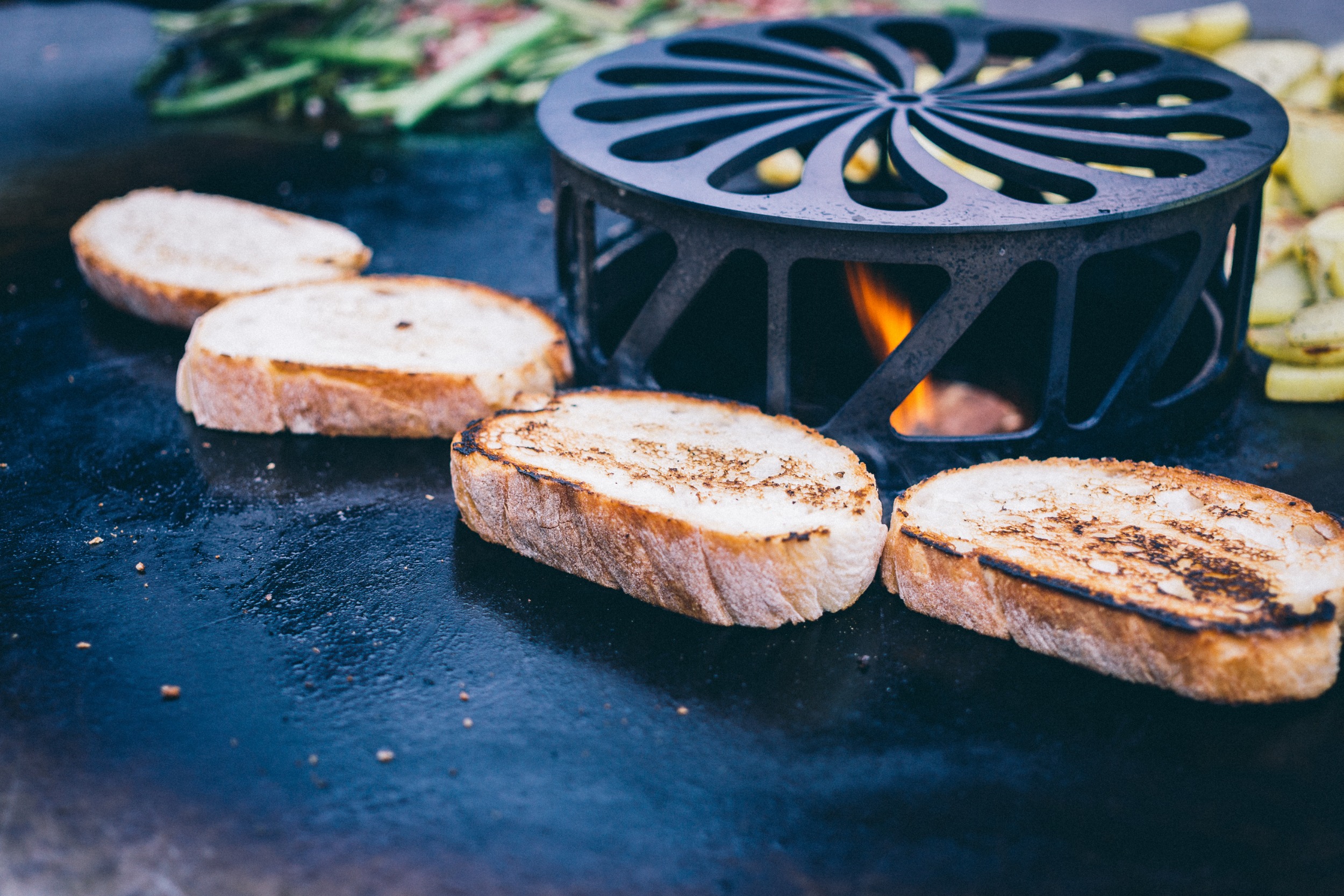 Chlieb sa pečie na ohniskovej doske.