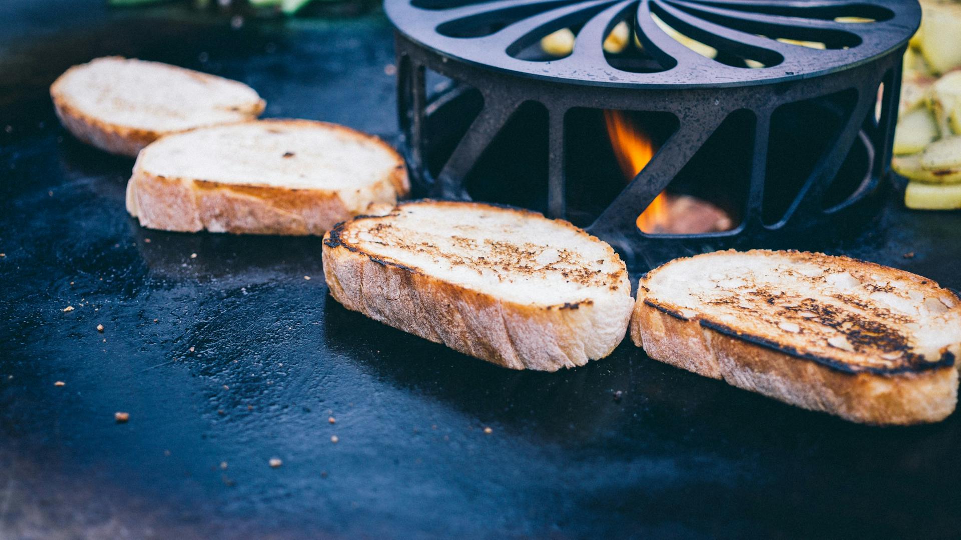 Brot wird auf Feuerplatte geröstet.