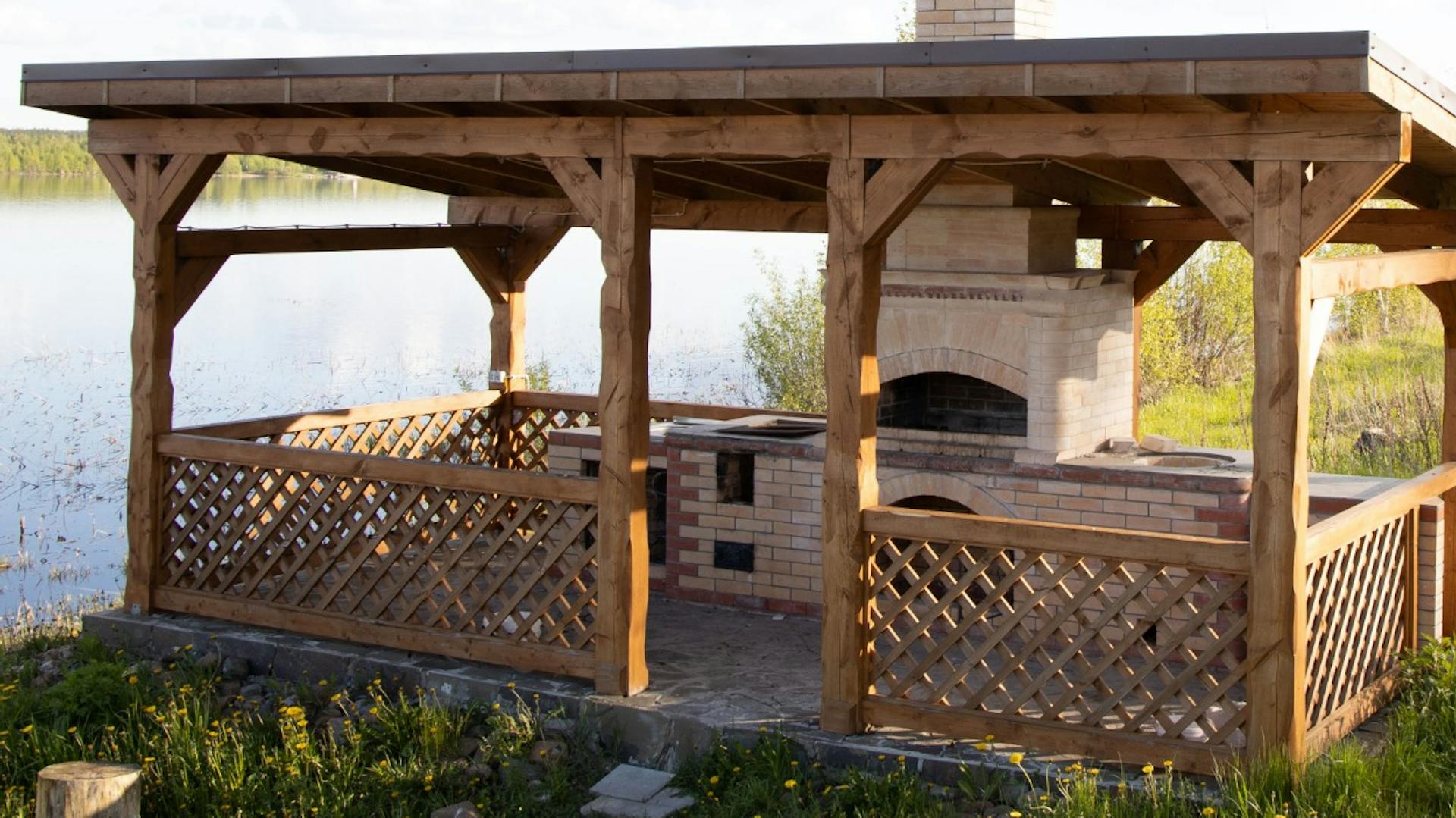 Grill-Unterstand an Fluss