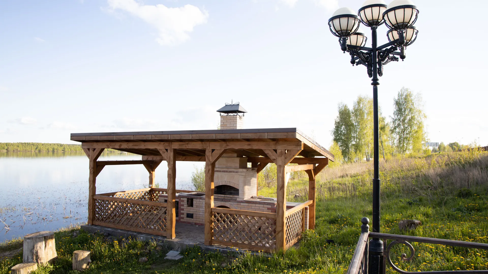 Grillunterstand aus Holz