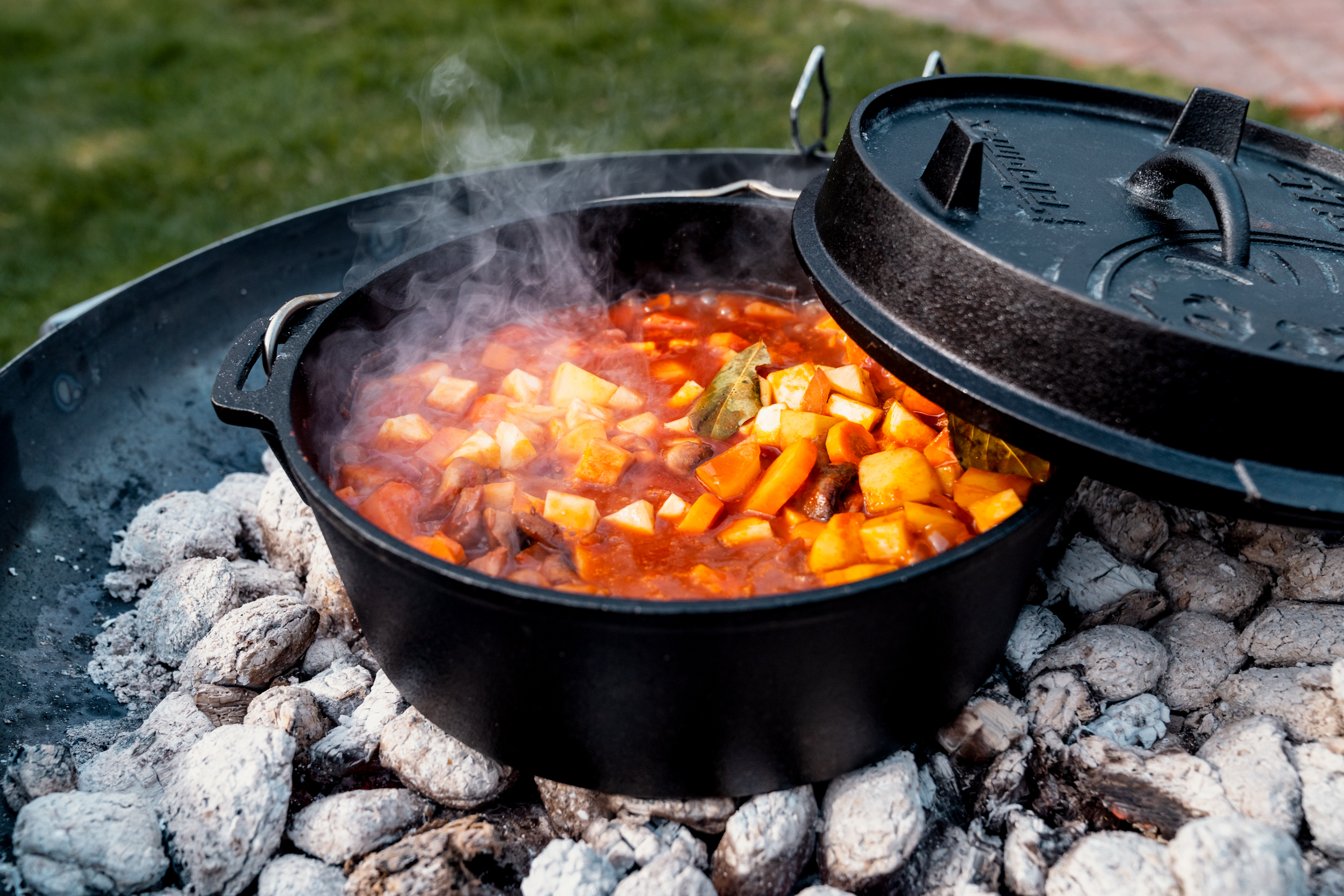 Dutch Oven mit Gemüse in Feuerschale