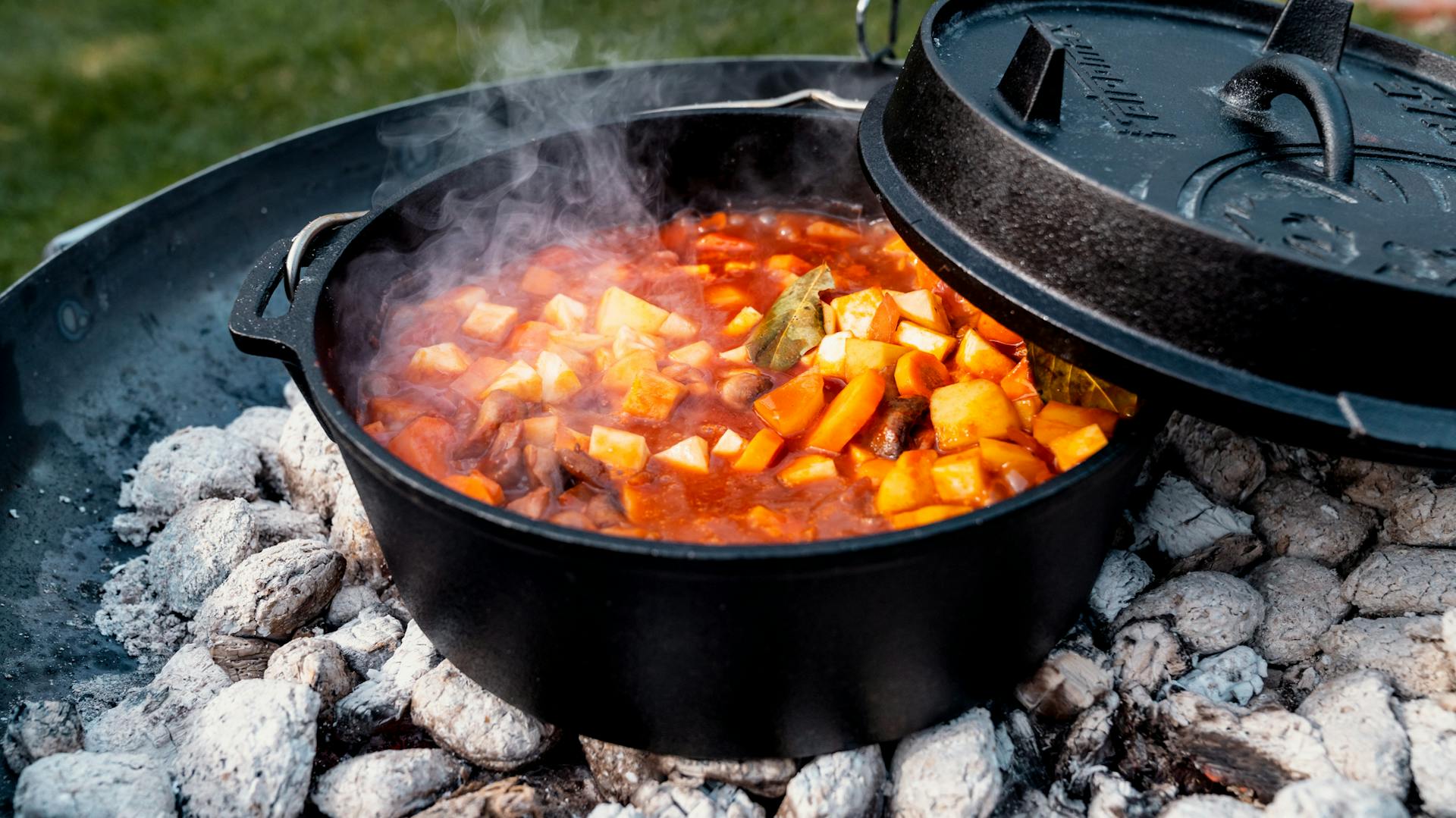 Dutch Oven mit Gemüse in Feuerschale
