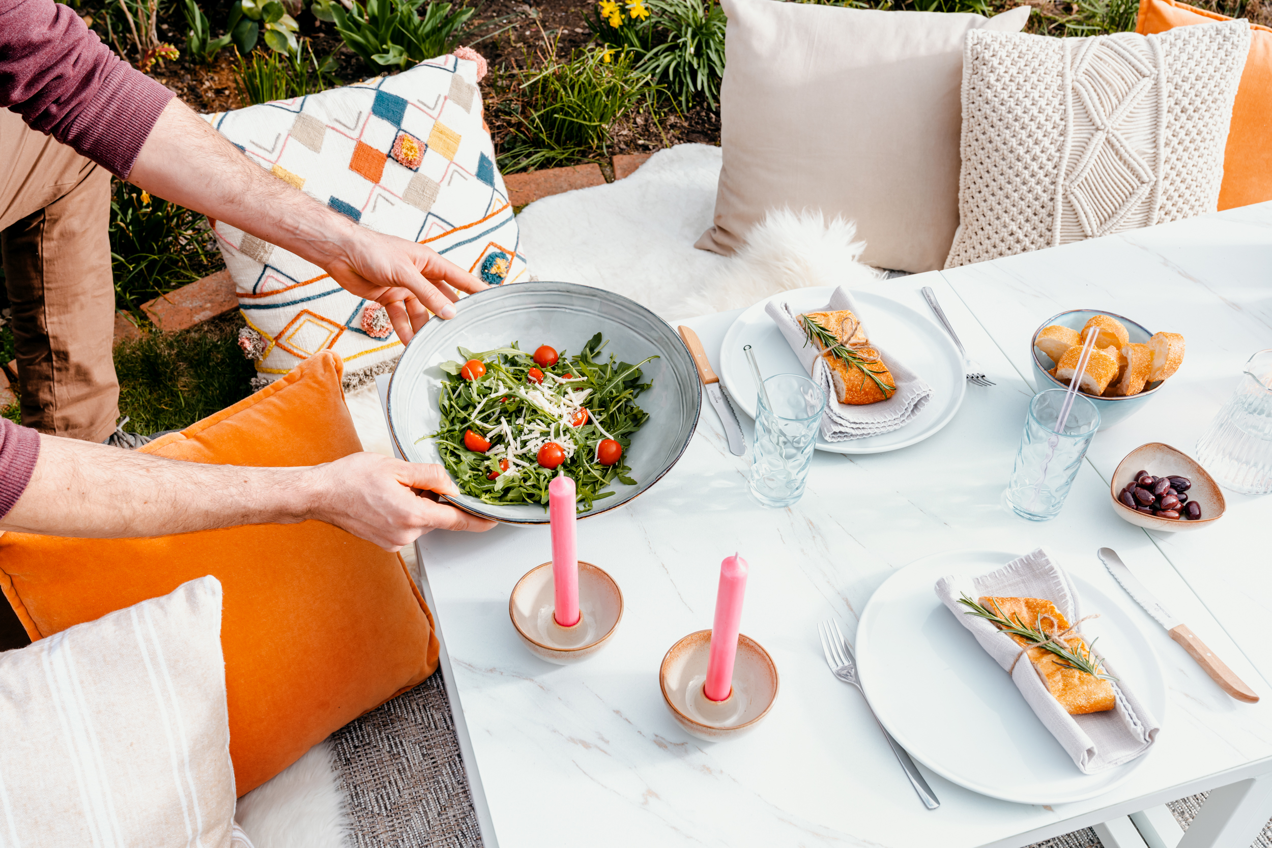 Grillabend an schön gedecktem Tisch genießen.
