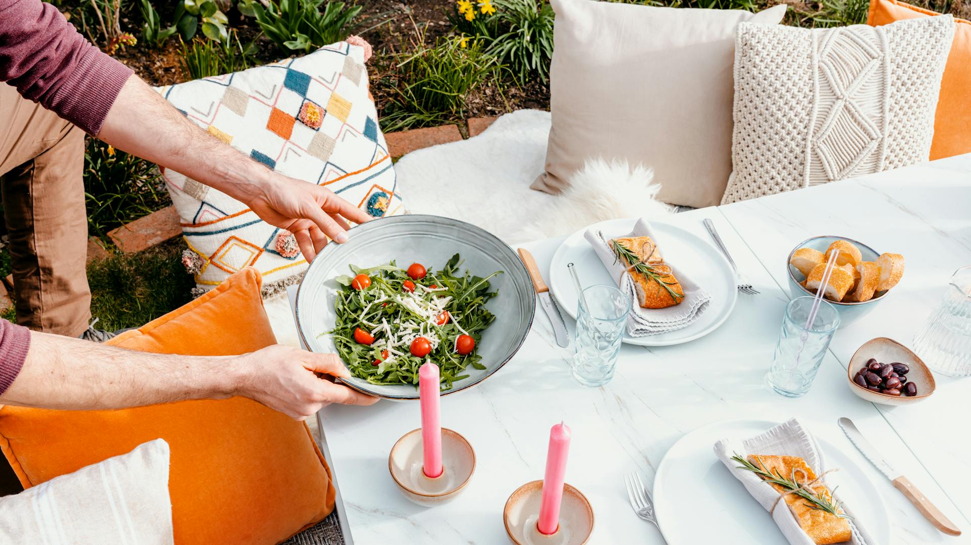 Grillabend an schön gedecktem Tisch genießen.