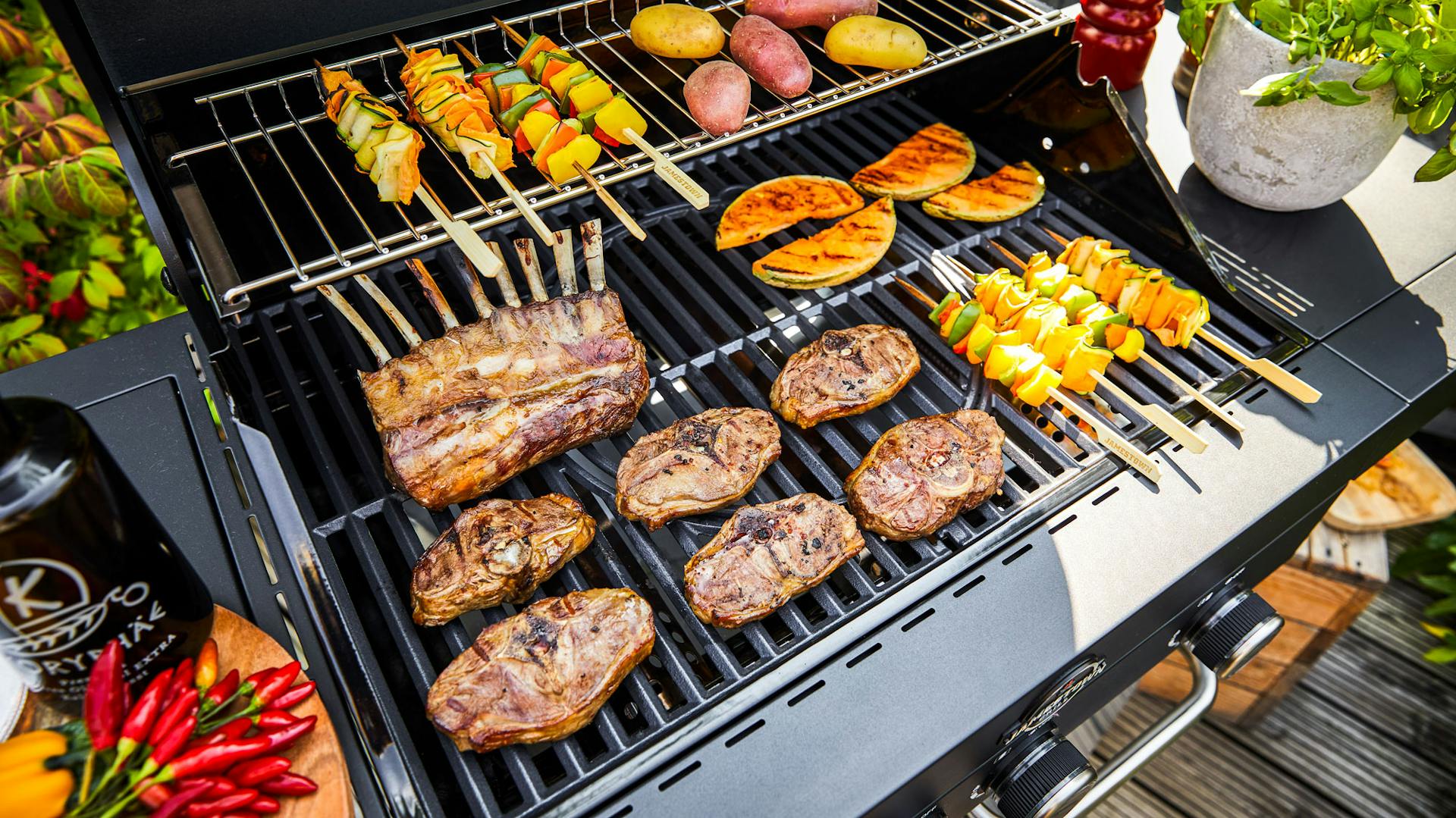 Fleisch und Gemüse auf dem Grill