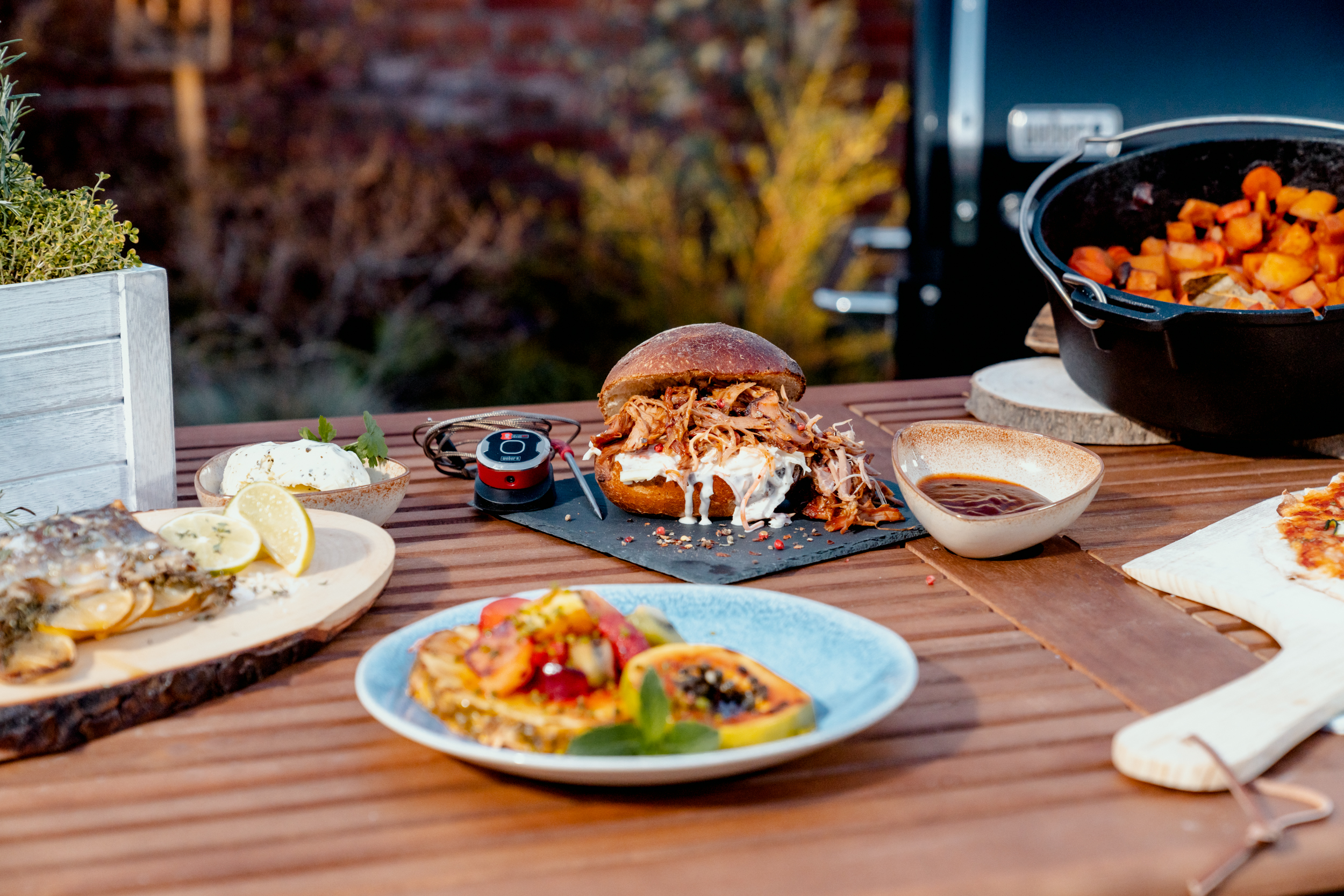 Gegrilltes Obst, Pulled Pork Burger und Gemüse aus dem Dutch Oven