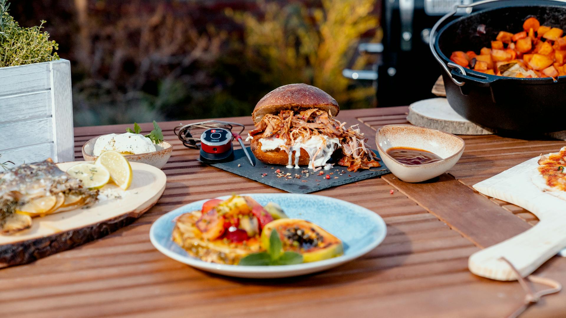 Gegrilltes Obst, Pulled Pork Burger und Gemüse aus dem Dutch Oven