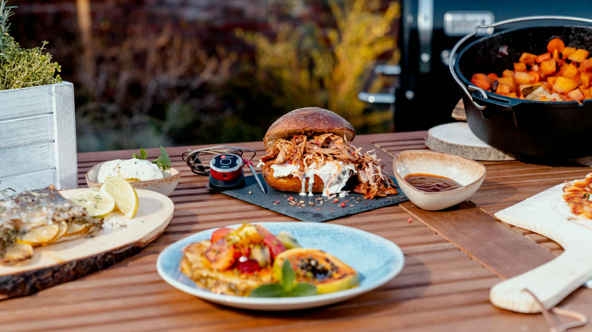 Verschiedene Gerichte vom Grill auf Tisch