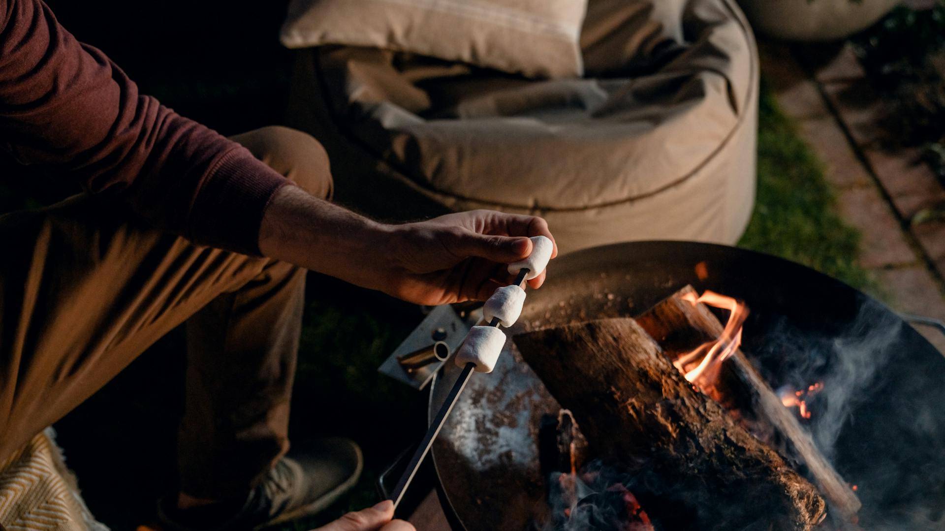 Marshmallows bevor sie über einer Feuerschale geröstet werden.