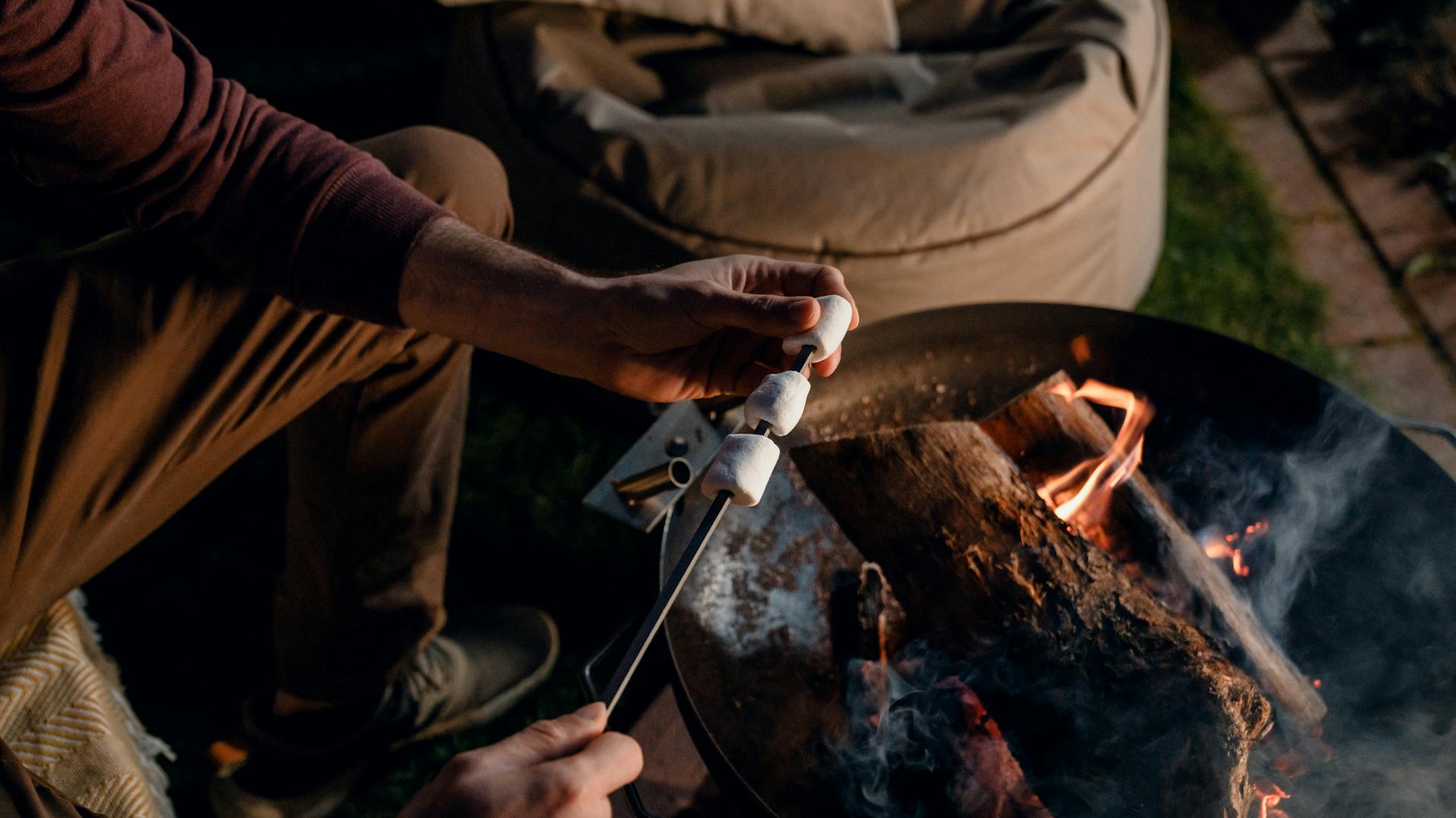 Barbecue-Marshmallows über Feuerschale