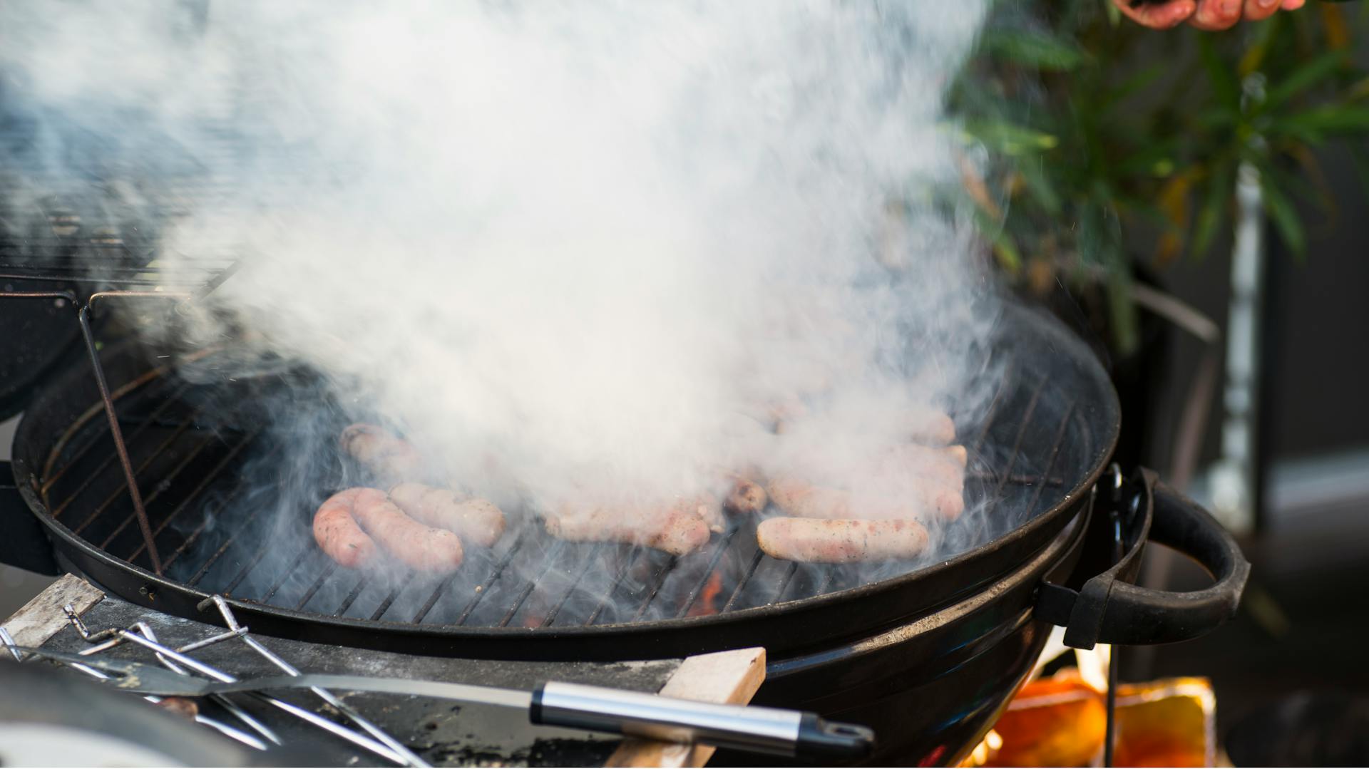 Forte sviluppo di fumo sopra il grill.