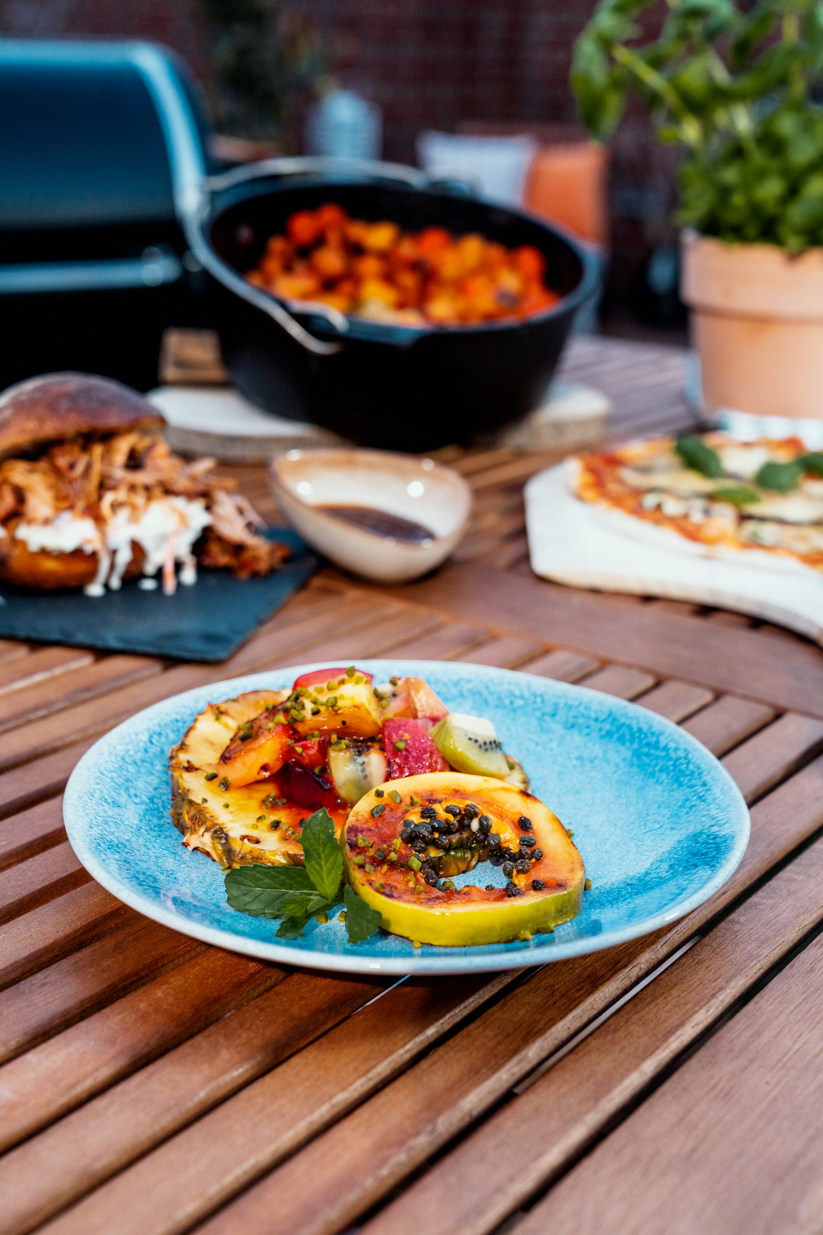 Gegrilltes Obst mit Pizza, Eintopf und Pulled Pork Burger