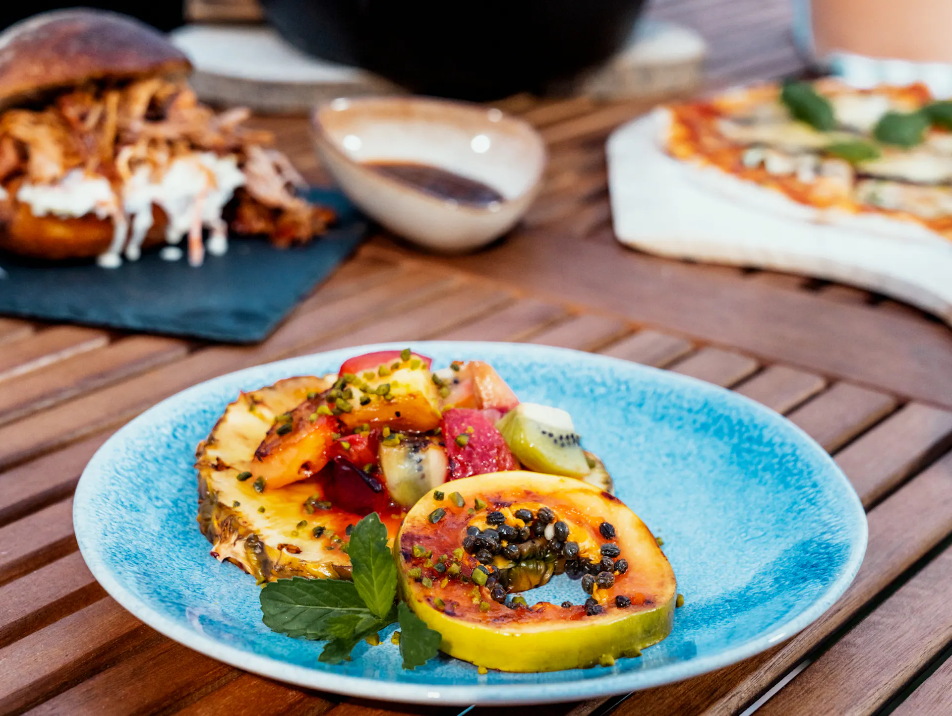 Gegrilltes Obst mit Pizza, Eintopf und Pulled Pork Burger