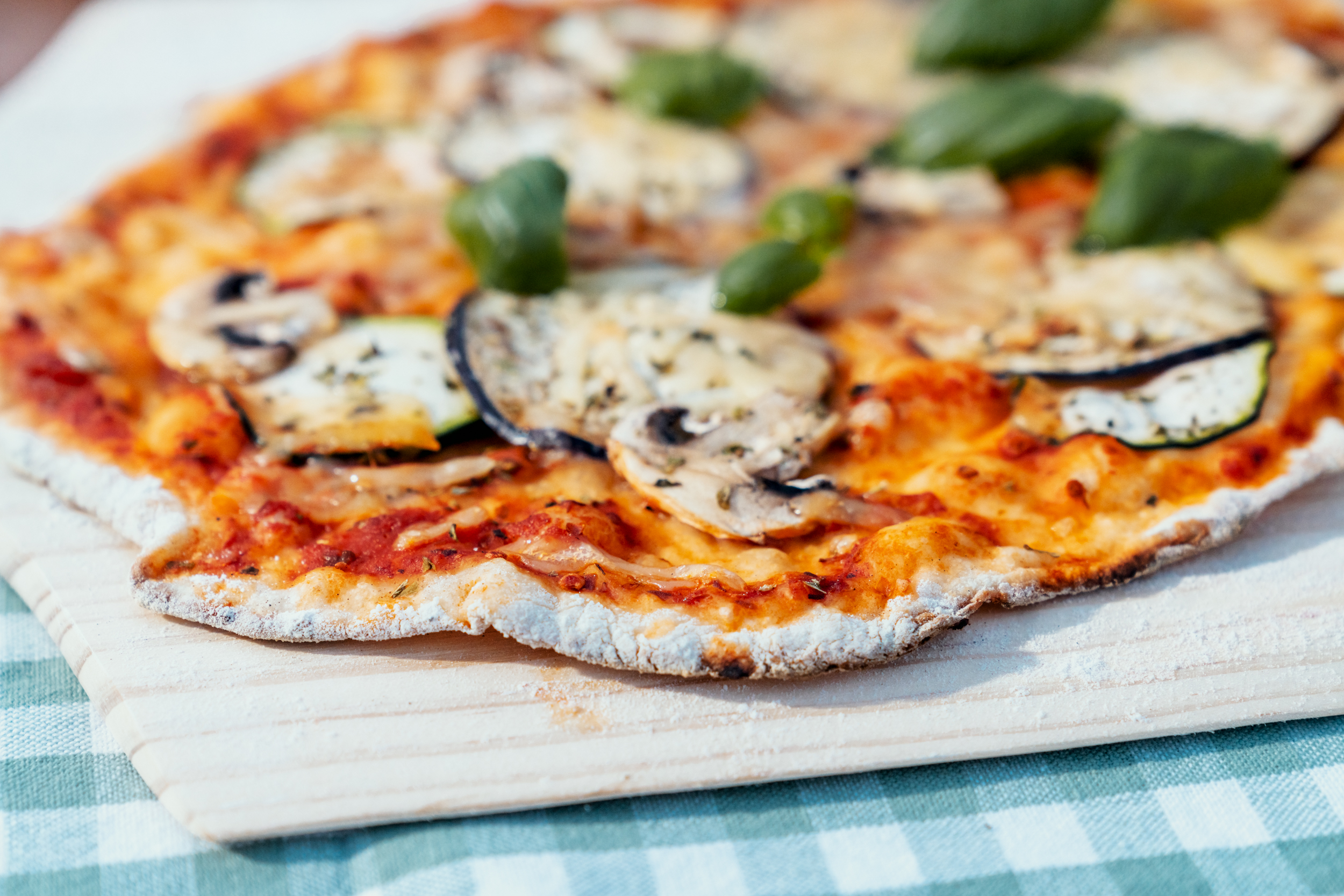 Pizza vom Pizzastein im Gasgrill