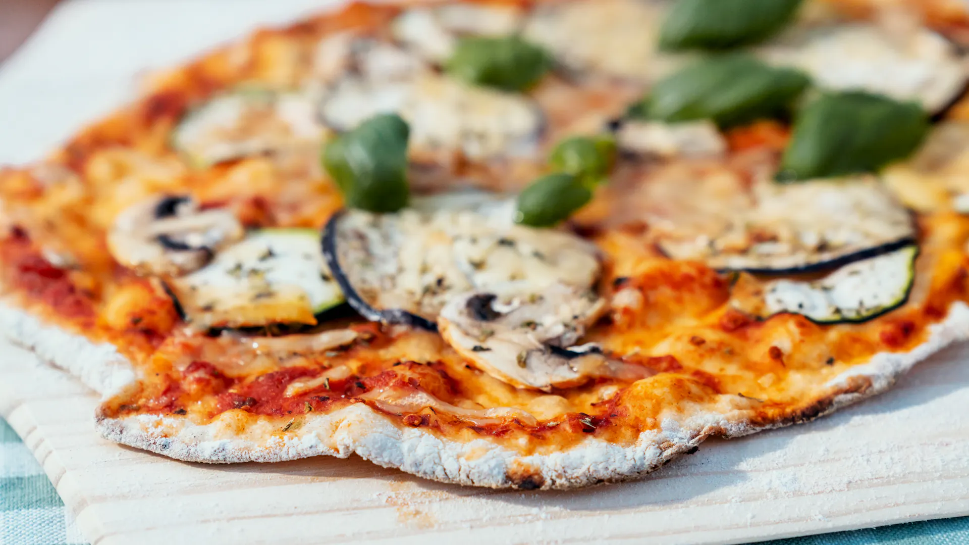 Pizza vom Pizzastein im Gasgrill