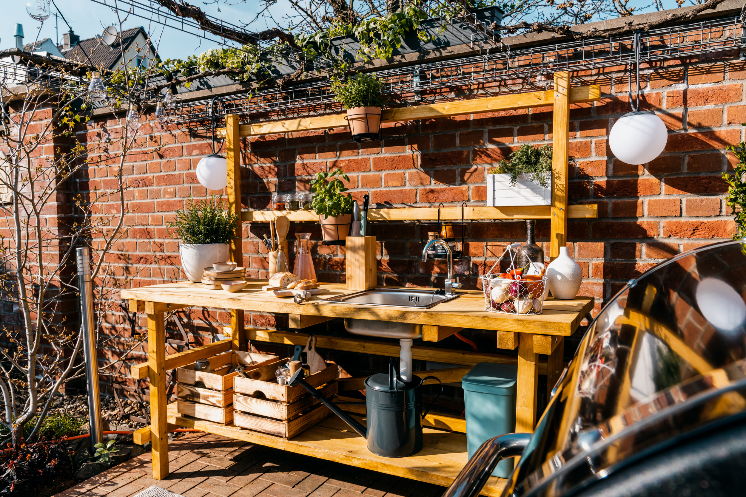 Outdoorküche mit Kräutern
