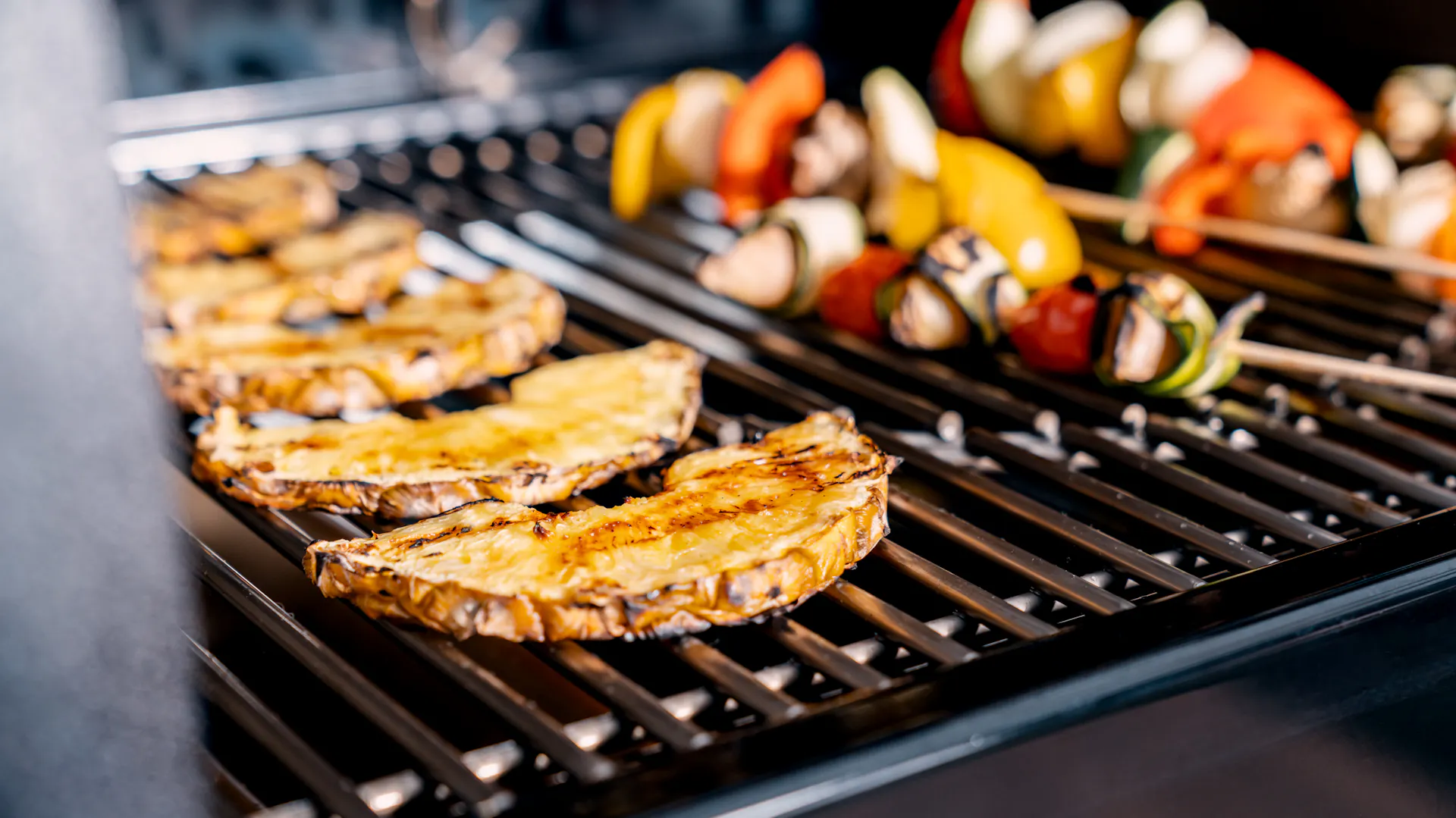 Ananas mit Grillgemüse am Spieß vom Gasgrill