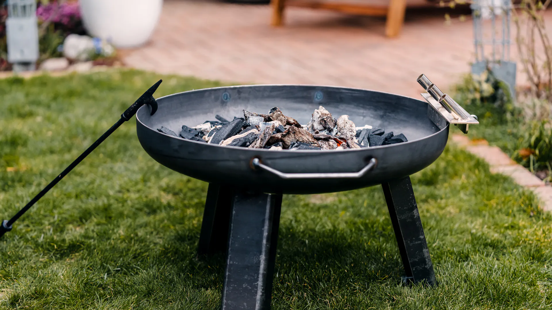 Grillschale mit Kohle im Garten