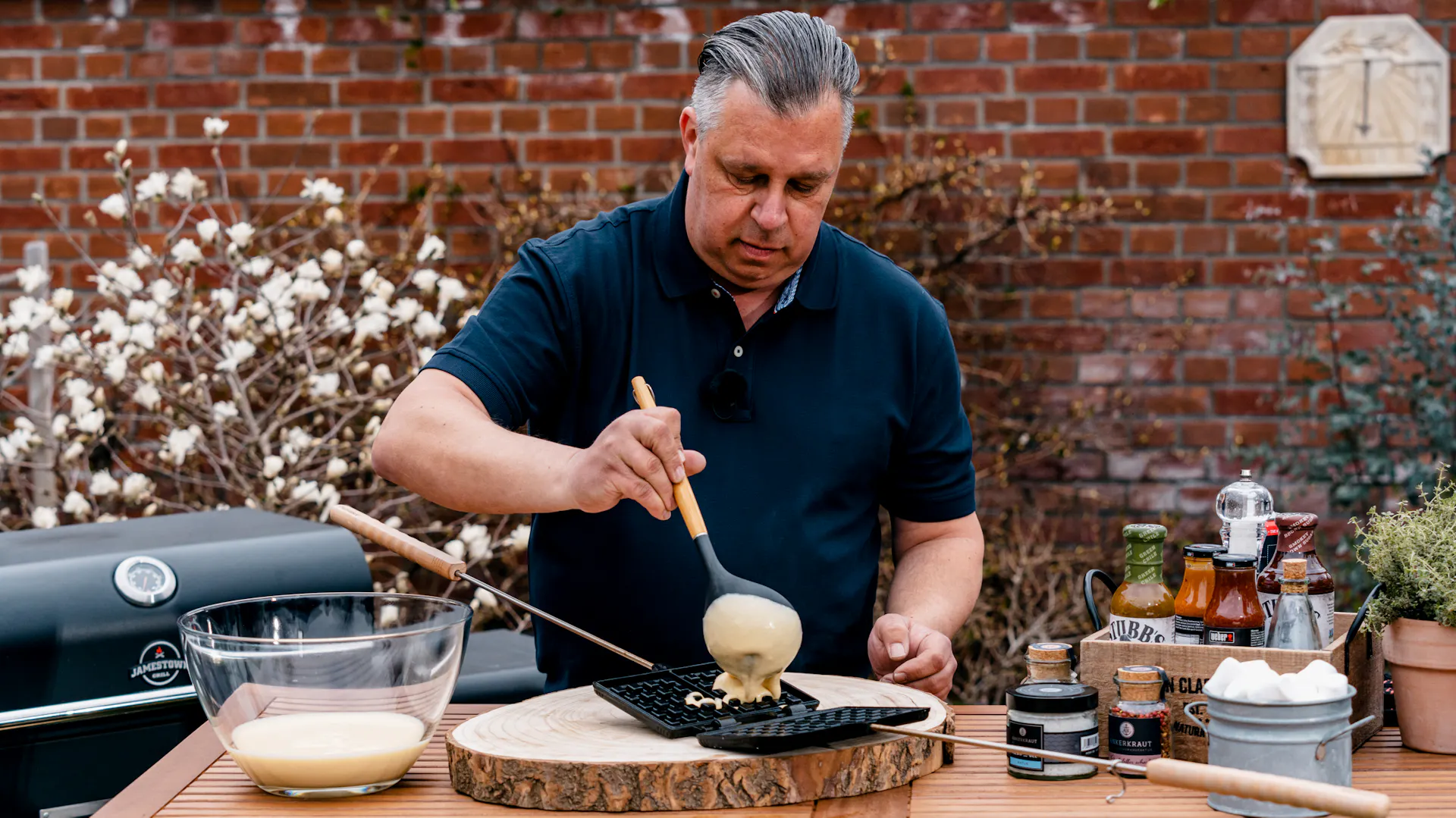 Grillkönig Michael Hoffmann macht Waffeln vom Grill.