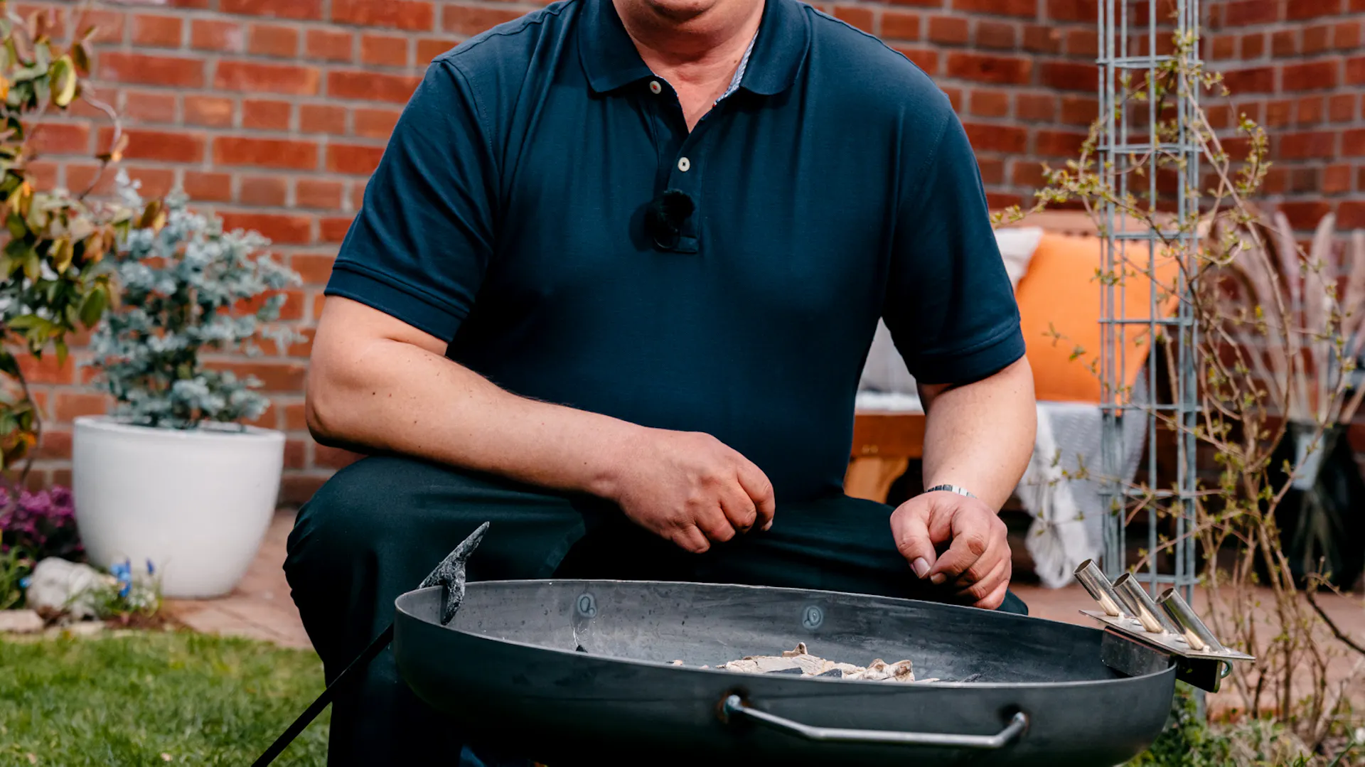 Grillkönig Michael Hoffmann vor Grillschale