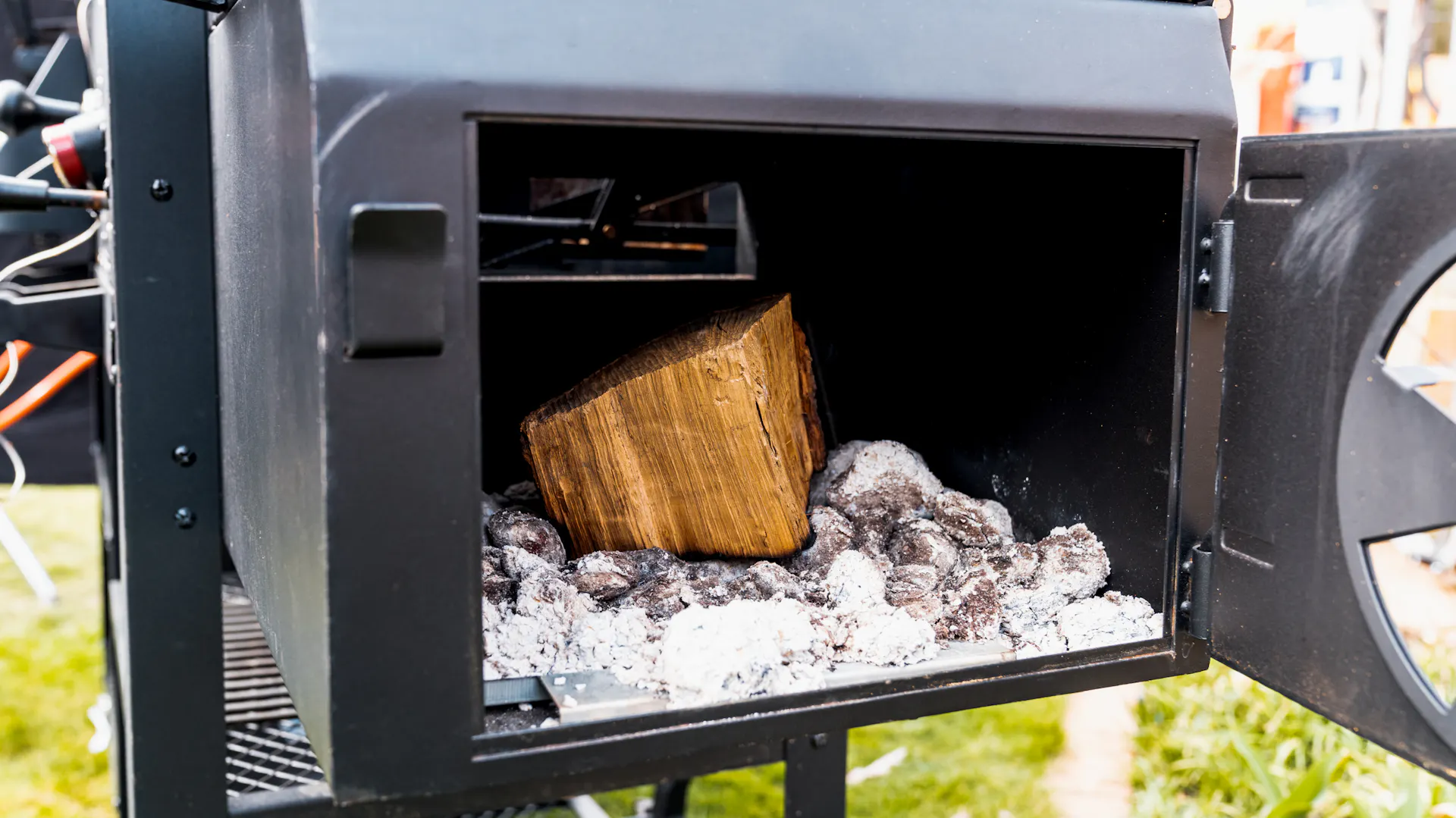 Smoker mit neuem Holz zum Räuchern.