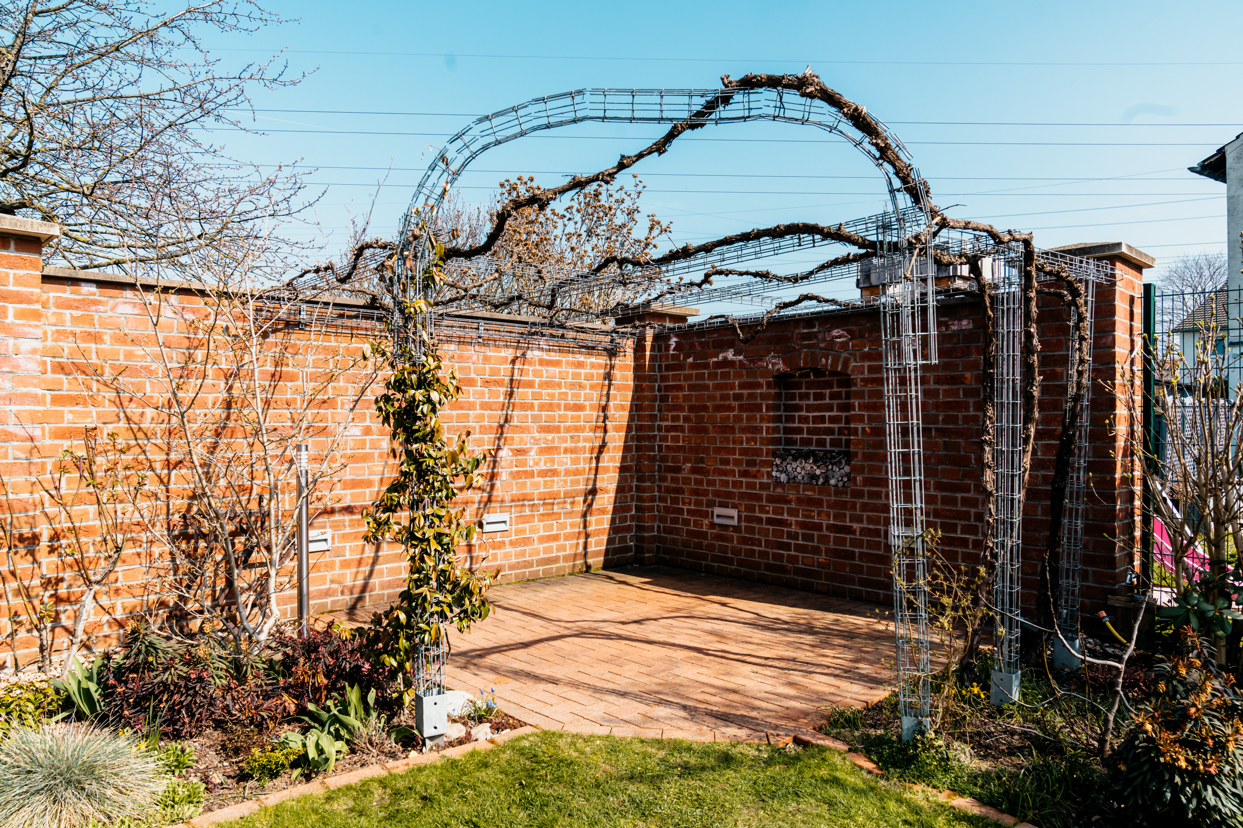 Üres grillezőhely kőből, az azt övező fallal.